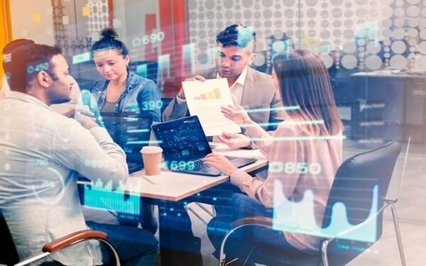 Gestionando el Cambio Dirigido a<br><br> Profesionales de equipos directivos de Pymes que quieran adquirir los conocimientos y habilidades necesarias para impulsar la gestión transformación digital de sus empresas y con ello mejorar la productividad y sus posibilidades de crecimiento e internacionalización.<br><br> Descripción<br><br> Con el contenido de este curso profesional el alumnado a prenderá a gestionar la organización y a las personas que la forman para expandir la cultura digital e implementar formas de trabajo y comunicación ágiles que favorezcan el cambio.<br><br> COMPETENCIAS<br><br> 1.Fomentar el cambio cultural en las personas que forman una empresa u organización, entendiendo que cualquier proceso de cambio o transformación de una organización sólo es posible a través del cambio en las personas que la forman.<br> 2.Generar equipos con más capacidad de autogestión y más adaptativos, potenciando el talento para generar valor y ayudando a la innovación y al desarrollo de nuevos productos.<br> 3.Fomentar el trabajo colaborativo, aplicando metodologías y herramientas con tal fin.<br><br> CRITERIOS DE EVALUACIÓN (Objetivos)<br><br> 1.Identificar los nuevos perfiles profesionales en las empresas. Identificar el perfil del líder en el proceso de transformación cultural de una empresa.<br> 2.Conocer y aplicar metodologías agile.<br> 3.Usar herramientas de trabajo colaborativo.