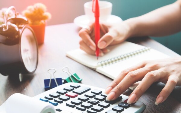 Planes de Compensación y Retribución en el Ámbito Laboral Dirigido a<br><br> Profesionales del área de recursos humanos, de contabilidad, personal administrativo, empresarios individuales, etc., con especial énfasis en aquellos trabajadores que se responsabilicen del sistema de retribución de una empresa.<br><br> Descripción<br><br> Con este contenido de curso profesional el alumno aprenderá los conceptos de compensación y beneficios dentro de una empresa, así como los tipos de retribución.<br><br> COMPETENCIAS<br><br> 1.Aprender sobre los sistemas de beneficios y compensaciones que se utilizan en las empresas para poder gestionar los mismos dentro de sus organizaciones.<br> 2.Mostrar los diferentes tipos de retribución que de forma más habitual se implantan en las empresas para poder establecer una política retributiva adaptada tanto a las necesidades de la empresa como a las de sus trabajadores.<br><br> CRITERIOS DE EVALUACIÓN (Objetivos)<br><br> 1.Conocer la importancia de la gestión de la compensación en las compañías.<br> 2.Visibilizar los distintos tipos de retribución que existen y las diferencias entre los mismos.