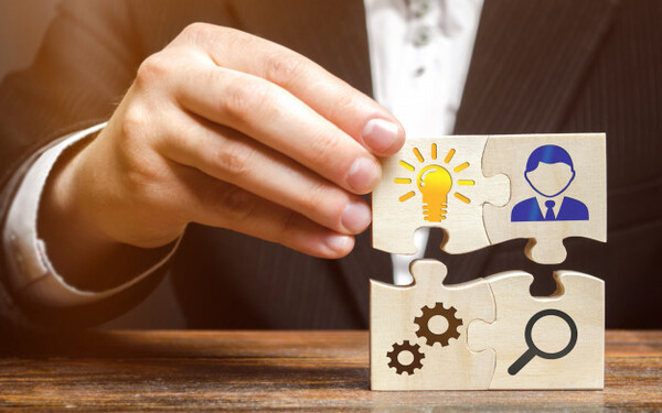 Fundamentos del Análisis de Puestos de Trabajo Dirigido a<br><br> Profesionales del área de gestión y control de administración, personal administrativo, empresarios individuales, etc., poniendo especial énfasis en aquellos trabajadores que se responsabilicen de la gestión de los recursos humanos de una empresa.<br><br> Descripción<br><br> Con este contenido de curso profesional el alumno aprenderá el Análisis de Puestos de Trabajo (ATP) como elemento fundamental en la gestión de RRHH, abarcando aspectos como la elaboración de la ficha de descripción de un puesto, así como las aplicaciones de la descripción del puesto de trabajo.<br><br> COMPETENCIAS<br><br> 1.Entender adecuadamente los principios del APT para una gestión eficaz de RRHH.<br> 2.Elaborar detalladamente la ficha de descripción de un puesto para aplicarla a diferentes usos en gestión de RRHH.<br> 3.Conocer exhaustivamente las aplicaciones de la DPT para optimizar la eficacia de la política de RRHH.<br><br> CRITERIOS DE EVALUACIÓN (Objetivos)<br><br> 1.Entender la importancia de la realización de un APT en la organización.<br> 2.Describir los conceptos básicos de la metodología de APT.<br> 3.Identificar las principales finalidades del APT.<br> 4.Identificar los elementos de una ficha de descripción de un puesto de trabajo.<br> 5.Familiarizarse con las diferentes aplicaciones de la DPT en gestión de RRHH.
