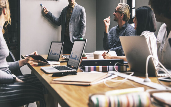 Comunicación Interna Dirigido a<br><br> Profesionales directivos, mandos intermedios, empresarios individuales, etc., poniendo especial énfasis en aquellos trabajadores que se responsabilicen de la gestión de los recursos humanos de una empresa.<br><br> Descripción<br><br> Con este contenido de curso profesional el alumno aprenderá la importancia de la Comunicación Interna (CI) como base de la gestión empresarial, abarcando la implicación de los empleados, la aplicación de las redes sociales en la misma, así como la elaboración un Plan de Comunicación Interna.<br><br> COMPETENCIAS<br><br>1.Conocer los fundamentos de la comunicación para reconocer la necesidad de la comunicación en la organización.<br> 2.Saber reconocer la CI como base de la gestión empresarial para incorporarla a los procesos empresariales.<br> 3.Entender el papel del responsable de CI para mejorar la implicación de los empleados.<br> 4.Saber hacer un plan de comunicación interna para implementarlo en la organización.<br> 5.Dominar el uso de las redes sociales para aplicarlo al desarrollo de la CI en la organización.<br> 6.Conocer las implicaciones del concepto para concienciar a los empleados de su necesidad.<br><br> CRITERIOS DE EVALUACIÓN (Objetivos)<br><br> 1.Reconocer los elementos de la comunicación.<br> 2.Diferenciar los elementos de la comunicación.<br> 3.Diferenciar la CI de otros tipos de comunicación.<br> 4.Reconocer los objetivos de un responsable de comunicación interna.<br> 5.Reconocer los elementos básicos de la CI.<br> 6.Definir una estrategia de comunicación basada en la misión y visión de una organización.<br> 7.Desarrollar un plan de CI.<br> 8.Situar la CI en el organigrama de la organización.<br> 9.Entender la CI como herramienta de desarrollo de la cultura corporativa.<br> 10.Diferenciar redes de uso personal de las de uso laboral.<br> 11.Desarrollar las redes sociales de uso laboral.<br> 12.Adaptar contenidos al ámbito laboral (curación).<br> 13.Entender el concepto de Internal branding.<br>14.Reconocer su vocación holística en el modelo organizacional.