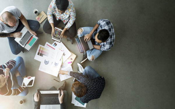 Modelos Organizativos del S.XXI Dirigido a<br><br> Profesionales en puestos de mandos intermedios y directivos de todos los departamentos de la organizaci贸n, poniendo especial 茅nfasis en trabajadores del 谩rea de gesti贸n de los recursos humanos.<br> Descripci贸n<br><br> Con este contenido de curso profesional el alumno conocer谩 las caracter铆sticas de la nueva realidad empresarial, desde los modelos organizativos del siglo XXI.<br><br> COMPETENCIAS<br><br> 1.Identificar adecuadamente las caracter铆sticas que conforman la nueva realidad empresarial para determinar los modelos organizativos existentes.<br> 2.Conocer modelos organizativos de las empresas del S.XXI para determinar las ventajas e inconvenientes de llevarlos a cabo.<br><br> CRITERIOS DE EVALUACI脫N (Objetivos)<br><br> 1.Conocer los entornos VUCA y su impacto en la organizaci贸n.<br> 2.Aprender a identificar los modelos organizativos existentes.<br> 3.Analizar si los modelos organizativos existentes responden a las necesidades de la nueva realidad.<br> 4.Conocer las nuevas tendencias en gesti贸n de organizaciones.<br> 5.Identificar las ventajas e inconvenientes de estos nuevos modelos organizativos.<br> 6.Identificar las claves para implementar estos nuevos modelos organizativos.