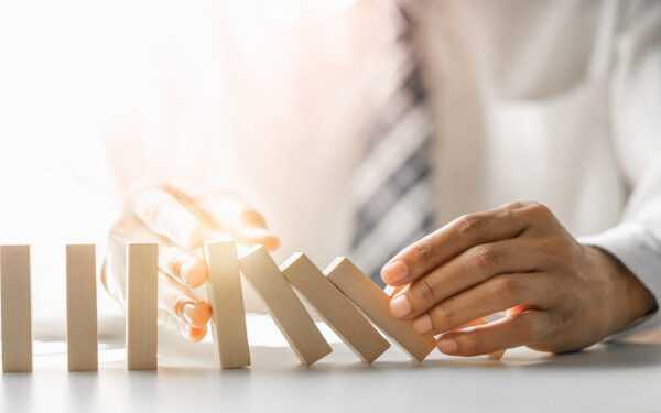 Gesti贸n del Cambio en las Organizaciones Dirigido a<br><br> Profesionales en puestos de mandos intermedios y directivos de todos los departamentos de la organizaci贸n, poniendo especial 茅nfasis en trabajadores del 谩rea de gesti贸n de los recursos humanos.<br><br> Descripci贸n<br><br> Con este contenido de curso profesional el alumno conocer谩 las caracter铆sticas de la nueva realidad empresarial, abarcando aspectos como los modelos organizativos del siglo XXI y modelos de gesti贸n del cambio, as铆 como las claves del 茅xito en el proceso de gesti贸n del cambio.<br><br> COMPETENCIAS<br><br> 1.Identificar adecuadamente las caracter铆sticas que conforman la nueva realidad empresarial para determinar los modelos organizativos existentes.<br> 2.Conocer los modelos de gesti贸n del cambio para su aplicaci贸n al contexto organizacional.<br> 3.Conocer el modelo de gesti贸n del cambio de Kotter para su aplicaci贸n al contexto organizacional.<br> 4.Conocer los actores claves para el 茅xito de un proceso de gesti贸n del cambio.<br><br> CRITERIOS DE EVALUACI脫N (Objetivos)<br><br> 1.Conocer los entornos VUCA y su impacto en la organizaci贸n.<br> 2.Aprender a identificar los modelos organizativos existentes.<br> 3.Analizar si los modelos organizativos existentes responden a las necesidades de la nueva realidad.<br> 4.Conocer qu茅 es la gesti贸n del cambio.<br> 5.Conocer los diferentes modelos de gesti贸n del cambio.<br> 6.Identificar el modelo de gesti贸n del cambio que mejor se adaptada a cada empresa.<br> 7.Conocer el modelo de gesti贸n del cambio de Kotter.<br> 8.Identificar pasos a paso el modelo de gesti贸n del cambio de Kotter y su aplicaci贸n.<br> 9.Aprender a aplicar el modelo de Kotter en una organizaci贸n.<br> 10.Identificar los elementos clave que garantizar谩n el 茅xito del proceso de gesti贸n del cambio.