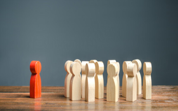 Delegaci贸n en RRHH Dirigido a<br><br> Profesionales de cualquier sector que quieran conocer de forma completa el proceso de delegar, poniendo especial 茅nfasis en mandos intermedios y directivos de todos los departamentos de la organizaci贸n.<br><br> Descripci贸n<br><br> Con este contenido de curso profesional el alumno aprender谩 el concepto de delegaci贸n de forma amplia, abarcando aspectos como el proceso de delegaci贸n, la identificaci贸n de tareas, el papel del colaborador, el seguimiento de la delegaci贸n, as铆 como las competencias para llevar a cabo una delegaci贸n efectiva y los medios digitales que nos faciliten el proceso.<br><br> COMPETENCIAS<br><br> 1.Conocer el concepto de delegaci贸n y aquellos 谩mbitos en los que puede ser aplicada para su posterior puesta en marcha.<br> 2.Conocer el proceso de delegaci贸n, as铆 como los principales errores en los que no se debe incurrir para evitarlos en la pr谩ctica.<br> 3.Aprender a identificar las tareas objeto de delegaci贸n y su nivel de importancia en nuestro trabajo diario.<br> 4.Aprender a acompa帽ar y capacitar a los colaboradores en el proceso de delegaci贸n para que 茅ste sea efectivo.<br> 5.Aprender a llevar a cabo acciones de seguimiento de la delegaci贸n para poner en marcha actuaciones de mejora para optimizar el proceso.<br> 6.Conocer y aplicar las competencias necesarias para llevar a cabo una delegaci贸n efectiva.<br> 7.Conocer herramientas digitales disponibles para que nos pueden ayudar a realizar una correcta delegaci贸n.<br><br> CRITERIOS DE EVALUACI脫N (Objetivos)<br><br> 1.Conocer la importancia que la delegaci贸n tiene en aquellos perfiles profesionales que gestionan equipos.<br> 2.Aprender a identificar los 谩mbitos de aplicaci贸n y las situaciones donde la delegaci贸n es procedente.<br> 3.Conocer y aplicar adecuadamente el proceso de delegaci贸n con los colaboradores.<br> 4.Identificar y buscar alternativas viables a los principales errores de la delegaci贸n.<br> 5.Aprender a discernir aquellas tareas que son objeto de delegaci贸n de aquellas otras que no pueden serlo.<br> 6.Conocer y aplicar los criterios de urgencia e importancia para llevar a cabo una correcta delegaci贸n de tareas.<br> 7.Conocer la importancia de acompa帽ar y capacitar a los colaboradores para que desarrollen las acciones delegadas de manera adecuada.<br> 8.Identificar las habilidades a trabajar para que la delegaci贸n se lleve a cabo sin ning煤n problema o error.<br> 9.Conocer las acciones de seguimiento que es necesario llevar a cabo para que la delegaci贸n de efect煤e de manera adecuada.<br> 10.Identificar y aplicar acciones de mejora continua que permitan mejorar el proceso de delegaci贸n.<br> 11.Conocer las competencias profesionales que debe poseer un profesional que desee delegar tareas en sus colaboradores.<br> 12.Aprender a trabajar la delegaci贸n desde el 谩mbito de estas competencias profesionales.<br> 13.Conocer y aprender a utilizar herramientas digitales que simplifican y agilizan el proceso de delegaci贸n.