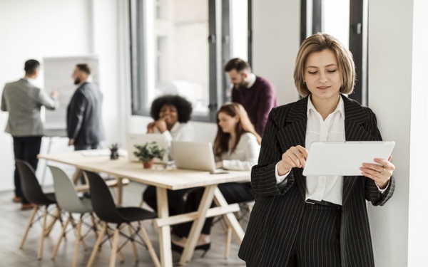 Habilidades para la Delegaci贸n Dirigido a<br><br> Profesionales de cualquier sector que quieran conocer de forma completa el proceso de delegar, poniendo especial 茅nfasis en mandos intermedios y directivos de todos los departamentos de la organizaci贸n.<br><br> Descripci贸n<br><br> Con este contenido de curso profesional el alumno aprender谩 el concepto de delegaci贸n abarcando aspectos el papel del colaborador, las competencias para llevar a cabo una delegaci贸n efectiva, as铆 como los medios digitales que nos faciliten el proceso.<br><br> COMPETENCIAS<br><br> 1.Aprender a acompa帽ar y capacitar a los colaboradores en el proceso de delegaci贸n para que 茅ste sea efectivo.<br> 2.Conocer y aplicar las competencias necesarias para llevar a cabo una delegaci贸n efectiva.<br> 3.Conocer herramientas digitales disponibles para que nos pueden ayudar a realizar una correcta delegaci贸n.<br><br> CRITERIOS DE EVALUACI脫N (Objetivos)<br><br> 1.Conocer la importancia de acompa帽ar y capacitar a los colaboradores para que desarrollen las acciones delegadas de manera adecuada.<br> 2.Identificar las habilidades a trabajar para que la delegaci贸n se lleve a cabo sin ning煤n problema o error.<br> 3.Conocer las competencias profesionales que debe poseer un profesional que desee delegar tareas en sus colaboradores.<br> 4.Aprender a trabajar la delegaci贸n desde el 谩mbito de estas competencias profesionales.<br> 5.Conocer y aprender a utilizar herramientas digitales que simplifican y agilizan el proceso de delegaci贸n.