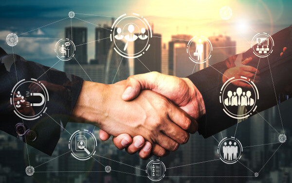 T茅cnicas de Negociaci贸n Dirigido a<br><br> Profesionales que quieran introducirse en el mundo de la negociaci贸n empresarial, adquiriendo conocimientos y t茅cnicas que les permitan obtener el m谩ximo beneficio posible.<br><br> Descripci贸n<br><br> Con este contenido de curso profesional el alumno aprender谩 el concepto de negociaci贸n, abarcando aspectos como las competencias de un buen negociador, la planificaci贸n de estrategias, las t谩cticas de negociaci贸n, as铆 como la importancia del cierre de la negociaci贸n y su influencia en futuras negociaciones.<br><br> COMPETENCIAS<br><br> 1.Introducir al alumno en el concepto de negociaci贸n, haciendo hincapi茅 en la idea de la misma como proceso y mostrar las negociaciones m谩s habituales del 谩mbito laboral con sus diferentes connotaciones y escenarios.<br> 2.Mostrar las competencias m谩s destacadas de un negociador, aproximarnos al prototipo de negociador eficaz a trav茅s de los factores m谩s influyentes en el perfil (personalidad, valores, experiencia, etc.).<br> 3.Establecer objetivos espec铆ficos y cuantificables para planificar estrat茅gicamente la negociaci贸n.<br> 4.Conocer la planificaci贸n de estrategias (siguiendo el m茅todo Harvard) para permitirnos perfeccionar nuestro m茅todo de negociaci贸n y alcanzar los resultados esperados.<br> 5.Conocer que es una t谩ctica negociadora y saber cu谩les son las m谩s empleadas en funci贸n del tipo de negociaci贸n en el que nos encontremos.<br> 6.Entender las variables que m谩s influyen en el poder en negociaci贸n y como afecta 茅ste al desarrollo y resultados del proceso negociador.<br> 7.Adoptar una visi贸n futura de creaci贸n de valor sobre el acuerdo y cierre de la negociaci贸n como herramienta para continuar en el tiempo obteniendo resultados positivos.<br><br> CRITERIOS DE EVALUACI脫N (Objetivos)<br><br> 1.Delimitar la negociaci贸n como un proceso formado por fases en las que hay realizar distintas funciones.<br> 2.Identificar las variables de personalidad que m谩s afectan en la negociaci贸n y se alinean con la consecuci贸n de resultados 贸ptimos.<br> 3.Conocer c贸mo deben ser fijados los objetivos de una negociaci贸n.<br> 4.Establecer las estrategias a seguir para ayudar a alcanzar los objetivos de una negociaci贸n.<br> 5.Mostrar los distintos tipos de t谩cticas que se emplean durante una negociaci贸n.<br> 6.Visibilizar la importancia que tiene el poder percibido por las partes negociadoras y su influencia en el desarrollo y resultados de una negociaci贸n.<br> 7.Mostrar la importancia que tiene la fase de cierre de negociaci贸n y su influencia en negociaciones futuras.