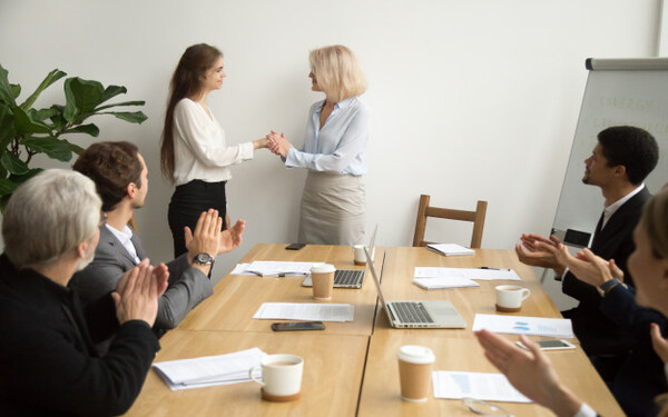 Fases de la Negociaci贸n Dirigido a<br><br> Profesionales que quieran introducirse en el mundo de la negociaci贸n empresarial, adquiriendo conocimientos y t茅cnicas que les permitan obtener el m谩ximo beneficio posible.<br><br> Descripci贸n<br><br> Con este contenido de curso profesional el alumno aprender谩 la planificaci贸n de estrategia a trav茅s del m茅todo Harvard, as铆 como la importancia del cierre de la negociaci贸n y su influencia en futuras negociaciones.<br><br> COMPETENCIAS<br><br>1.Establecer objetivos espec铆ficos y cuantificables para planificar estrat茅gicamente la negociaci贸n.<br> 2.Conocer la planificaci贸n de estrategias (siguiendo el m茅todo Harvard) para permitirnos perfeccionar nuestro m茅todo de negociaci贸n y alcanzar los resultados esperados.<br> 3.Adoptar una visi贸n futura de creaci贸n de valor sobre el acuerdo y cierre de la negociaci贸n como herramienta para continuar en el tiempo obteniendo resultados positivos.<br><br> CRITERIOS DE EVALUACI脫N (Objetivos)<br><br> 1.Conocer c贸mo deben ser fijados los objetivos de una negociaci贸n.<br> 2.Establecer las estrategias a seguir para ayudar a alcanzar los objetivos de una negociaci贸n.<br> 3.Mostrar la importancia que tiene la fase de cierre de negociaci贸n y su influencia en negociaciones futuras.