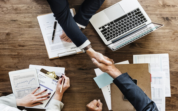 Estrategias y T谩cticas en Negociaci贸n Dirigido a<br><br> Profesionales que quieran introducirse en el mundo de la negociaci贸n empresarial, adquiriendo conocimientos y t茅cnicas que les permitan obtener el m谩ximo beneficio posible.<br><br> Descripci贸n<br><br> Con este contenido de curso profesional el alumno aprender谩 la planificaci贸n de estrategias a trav茅s del m茅todo Harvard, as铆 como las t谩cticas empleadas en la negociaci贸n.<br><br> COMPETENCIAS<br><br>1.Conocer la planificaci贸n de estrategias (siguiendo el m茅todo Harvard) para permitirnos perfeccionar nuestro m茅todo de negociaci贸n y alcanzar los resultados esperados.<br> 2.Conocer que es una t谩ctica negociadora y saber cu谩les son las m谩s empleadas en funci贸n del tipo de negociaci贸n en el que nos encontremos.<br><br> CRITERIOS DE EVALUACI脫N (Objetivos)<br><br> 1.Establecer las estrategias a seguir para ayudar a alcanzar los objetivos de una negociaci贸n.<br> 2.Mostrar los distintos tipos de t谩cticas que se emplean durante una negociaci贸n.