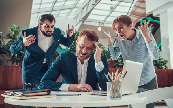 Gesti贸n de Emociones y de Conflictos Dirigido a<br><br> Profesionales que quieran mejorar la comprensi贸n de las emociones en el 谩mbito laboral y su impacto en la gesti贸n de conflictos.<br><br> Descripci贸n<br><br> Con este contenido de curso profesional el alumno aprender谩 los conceptos de emoci贸n y conflicto y como afectan a la comunicaci贸n en una organizaci贸n, abarcando las caracter铆sticas, habilidades para gestionar un conflicto, los tipos, as铆 como la forma de resoluci贸n de conflictos para la implantaci贸n de un plan de acci贸n.<br><br> COMPETENCIAS<br><br>1.Conocer adecuadamente los diferentes 谩mbitos de las emociones b谩sicas para entender qu茅 relevancia tienen en la gesti贸n de conflictos.<br> 2.Saber c贸mo impactan las emociones en comunicaci贸n para determinar c贸mo podemos generar un conflicto o resolverlo cambiando la manera en la que nos comunicamos.<br> 3.Conocer las habilidades necesarias para poder gestionar eficazmente los conflictos en el 谩mbito laboral para disponer de herramientas a la hora de resolver conflictos.<br> 4.Conocer qu茅 es un conflicto y sus principales caracter铆sticas para ver distintos aspectos de estos y establecer su origen.<br> 5.Conocer adecuadamente los diferentes tipos de conflictos para establecer sus causas y ver las mejores alternativas para solucionarlas.<br> 6.Conocer diferentes formas de resolver conflictos en el 谩mbito laboral para encontrar la mejor soluci贸n en base a su origen.<br> 7.Identificar a trav茅s de una autoevaluaci贸n la forma en la que resolvemos conflictos para establecer un plan de acci贸n.<br><br> CRITERIOS DE EVALUACI脫N (Objetivos)<br><br>1.Identificar emociones b谩sicas y c贸mo cambiar nuestro estado emocional.<br> 2.Identificar mi estilo de comunicaci贸n y c贸mo mejorar la asertividad a la hora de comunicarnos.<br> 3.Determinar qu茅 habilidades son necesarias antes una situaci贸n concreta.<br> 4.Identificar conflictos o problemas.<br> 5.Identificar diferentes tipos de conflictos.<br> 6.Resolver conflictos en base a sus causas.<br> 7.Elaborar un plan de acci贸n para la mejora de mi capacidad de resolver conflictos.