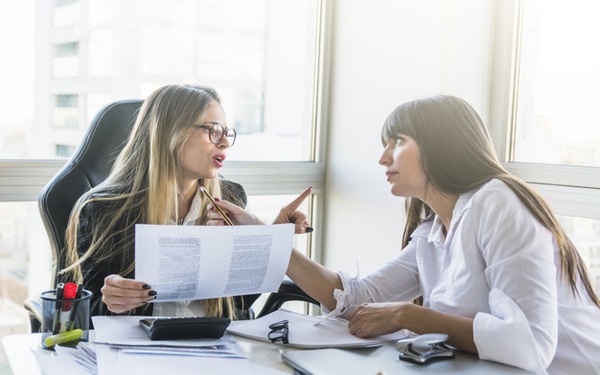 Gesti贸n Emocional y Habilidades Clave a Nivel Profesional Dirigido a<br><br> Profesionales que quieran mejorar la comprensi贸n de las emociones en el 谩mbito laboral y su impacto en la gesti贸n de conflictos.<br><br> Descripci贸n<br><br> Con este contenido de curso profesional el alumno aprender谩 los conceptos de emoci贸n y conflicto y como afectan a la comunicaci贸n en una organizaci贸n, abarcando las caracter铆sticas y habilidades para gestionar un conflicto.<br><br> COMPETENCIAS<br><br>1.Conocer adecuadamente los diferentes 谩mbitos de las emociones b谩sicas para entender qu茅 relevancia tienen en la gesti贸n de conflictos.<br> 2.Saber c贸mo impactan las emociones en comunicaci贸n para determinar c贸mo podemos generar un conflicto o resolverlo cambiando la manera en la que nos comunicamos.<br> 3.Conocer las habilidades necesarias para poder gestionar eficazmente los conflictos en el 谩mbito laboral para disponer de herramientas a la hora de resolver conflictos.<br><br> CRITERIOS DE EVALUACI脫N (Objetivos)<br><br> 1.Identificar emociones b谩sicas y c贸mo cambiar nuestro estado emocional.<br> 2.Identificar mi estilo de comunicaci贸n y c贸mo mejorar la asertividad a la hora de comunicarnos.<br> 3.Determinar qu茅 habilidades son necesarias antes una situaci贸n concreta.