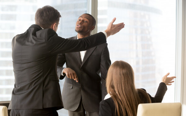 La Gesti贸n de Conflictos en el Entorno Laboral Dirigido a<br><br> Profesionales que quieran mejorar la comprensi贸n de las emociones en el 谩mbito laboral y su impacto en la gesti贸n de conflictos.<br><br> Descripci贸n<br><br> Con este contenido de curso profesional el alumno aprender谩 el concepto de conflicto laboral y sus principales caracter铆sticas, abarcando aspectos como la tipolog铆a y la forma de forma resolverlos.<br><br> COMPETENCIAS<br><br> 1.Conocer qu茅 es un conflicto y sus principales caracter铆sticas para ver distintos aspectos de estos y establecer su origen.<br> 2.Conocer adecuadamente los diferentes tipos de conflictos para establecer sus causas y ver las mejores alternativas para solucionarlas.<br> 3.Conocer diferentes formas de resolver conflictos en el 谩mbito laboral para encontrar la mejor soluci贸n en base a su origen.<br><br> CRITERIOS DE EVALUACI脫N (Objetivos)<br><br> 1.Identificar conflictos o problemas.<br> 2.Identificar diferentes tipos de conflictos.<br> 3.Resolver conflictos en base a sus causas.