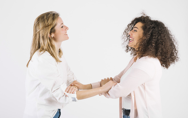 Escucha Activa y Empat铆a Dirigido a<br><br> Profesionales que quieran mejorar sus habilidades de escucha activa y empat铆a, poniendo especial 茅nfasis en personal relacionado con el trabajo con equipos.<br><br> Descripci贸n<br><br> Con este contenido de curso profesional el alumno conocer谩 los conceptos de escucha activa y de empat铆a, en ambos casos abarcando aspectos como los beneficios en las relaciones interpersonales, tanto en el contexto personal como en el laboral, as铆 como las herramientas para llevar a cabo el desarrollo de ambas y los beneficios de su pr谩ctica.<br><br> COMPETENCIAS<br><br> 1.Conocer el concepto de escucha activa y su impacto en el proceso de comunicaci贸n para establecer una buena conversaci贸n.<br> 2.Conocer los beneficios de la escucha activa como herramienta clave de las relaciones interpersonales para que estas sean efectivas.<br> 3.Aprender las claves fundamentales para realizar una escucha activa efectiva.<br> 4.Conocer la importancia de la escucha activa para desarrollar conversaciones poderosas.<br> 5.Conocer t茅cnicas y herramientas para llevar a cabo una escucha activa adecuada.<br> 6.Conocer el concepto de empat铆a y su importancia desde el punto de vista de la inteligencia emocional para las relaciones interpersonales.<br> 7.Conocer las caracter铆sticas que definen a las personas emp谩ticas para trabajar la empat铆a con otras personas.<br> 8.Identificar los beneficios de la empat铆a en el contexto personal y profesional para la mejora de las relaciones sociales y laborales.<br> 9.Conocer los elementos clave que permiten mejorar la empat铆a para una mejora en las relaciones humanas.<br> 10.Conocer herramientas para desarrollar la empat铆a en el contexto personal y profesional.<br><br> CRITERIOS DE EVALUACI脫N (Objetivos)<br><br> 1.Conocer el concepto de la escucha activa y su importancia en el perfil de competenciaspersonales y profesionales.<br> 2.Aprender a identificar la escucha activa como eje fundamental de un proceso de comunicaci贸n.<br> 3.Conocer los beneficios que aportan a las relaciones sociales llevar a cabo una escucha activa adecuada y orientada a resultados positivos.<br> 4.Identificar las situaciones del entorno personal y profesional donde es preciso desarrollar escucha activa.<br> 5.Aprender las claves fundamentales que debemos poner en marcha para llevar a cabo escucha activa en los procesos de comunicaci贸n.<br> 6.Conocer los inconvenientes de no realizar escucha activa y su impacto negativo en las relaciones interpersonales.<br> 7.Conocer la relaci贸n existente entre escucha activa y conversaciones poderosas encaminadas a desarrollar una comunicaci贸n efectiva.<br> 8.Identificar la importancia de las preguntas como elemento generador de escucha activa.<br> 9.Conocer las principales t茅cnicas y herramientas que se pueden poner en pr谩ctica para desarrollar escucha activa.<br> 10.Identificar la importancia de saber utilizar estas t茅cnicas y herramientas para que la escucha activa cumpla con su cometido principal de actor clave para la comunicaci贸n.<br> 11.Conocer el concepto de empat铆a y su influencia en el desarrollo personal y profesional.<br> 12.Aprender a identificar la relaci贸n existente entre empat铆a e inteligencia emocional.<br> 13.Conocer cuales son las habilidades y competencias que definen a las personas que son emp谩ticas con otras personas en su entorno.<br> 14.Identificar la relaci贸n entre emociones y empat铆a y como su correcta gesti贸n pueda ayudar a las personas a ser m谩s emp谩ticas.<br> 15.Conocer los beneficios que aporta la empat铆a en las relaciones personales y profesionales.<br> 16.Conocer el impacto que tiene la empat铆a en los equipos de trabajo y en la relaci贸n con los colaboradores.<br> 17.Conocer los elementos clave que conforman el concepto de empat铆a y c贸mo se desarrollan en las relaciones interpersonales.<br> 18.Identificar como trabajar en dichos elementos clave para mejorar la capacidad de empatizar con otras personas.<br> 19.Conocer las principales herramientas que podemos utilizar para trabajar el concepto de empat铆a.<br> 20.Conocer c贸mo aplicar las herramientas para trabajar la empat铆a.