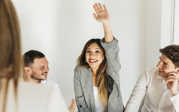 Escucha Activa Dirigido a<br><br> Profesionales que quieran mejorar sus habilidades de de escucha activa y empat铆a, poniendo especial 茅nfasis en personal relacionado con el trabajo con equipos.<br><br> Descripci贸n<br><br> Con este contenido de curso profesional el alumno conocer谩 el concepto de escucha activa abarcando aspectos como los beneficios en las relaciones interpersonales, tanto en el contexto personal como en el laboral, as铆 como las herramientas para llevar a cabo de forma efectiva el desarrollo de la escucha activa y los beneficios de su pr谩ctica.<br><br> COMPETENCIAS<br><br> 1.Conocer el concepto de escucha activa y su impacto en el proceso de comunicaci贸n para establecer una buena conversaci贸n.<br> 2.Conocer los beneficios de la escucha activa como herramienta clave de las relaciones interpersonales para que estas sean efectivas.<br> 3.Aprender las claves fundamentales para realizar una escucha activa efectiva.<br> 4.Conocer la importancia de la escucha activa para desarrollar conversaciones poderosas.<br> 5.Conocer t茅cnicas y herramientas para llevar a cabo una escucha activa adecuada.<br><br> CRITERIOS DE EVALUACI脫N (Objetivos)<br><br> 1.Conocer el concepto de la escucha activa y su importancia en el perfil de competencias personales y profesionales.<br> 2.Aprender a identificar la escucha activa como eje fundamental de un proceso de comunicaci贸n.<br> 3.Conocer los beneficios que aportan a las relaciones sociales llevar a cabo una escucha activa adecuada y orientada a resultados positivos.<br> 4.Identificar las situaciones del entorno personal y profesional donde es preciso desarrollar escucha activa.<br> 5.Aprender las claves fundamentales que debemos poner en marcha para llevar a cabo escucha activa en los procesos de comunicaci贸n.<br> 6.Conocer los inconvenientes de no realizar escucha activa y su impacto negativo en las relaciones interpersonales.<br> 7.Conocer la relaci贸n existente entre escucha activa y conversaciones poderosas encaminadas a desarrollar una comunicaci贸n efectiva.<br> 8.Identificar la importancia de las preguntas como elemento generador de escucha activa.<br> 9.Conocer las principales t茅cnicas y herramientas que se pueden poner en pr谩ctica para desarrollar escucha activa.<br> 10.Identificar la importancia de saber utilizar estas t茅cnicas y herramientas para que la escucha activa cumpla con su cometido principal de actor clave para la comunicaci贸n.