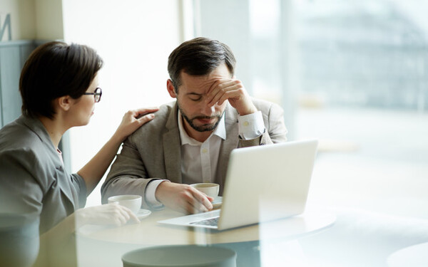 Empat铆a Dirigido a<br><br> Profesionales que quieran mejorar sus habilidades de escucha activa y empat铆a, poniendo especial 茅nfasis en personal relacionado con el trabajo con equipos.<br><br> Descripci贸n<br><br> Con este contenido de curso profesional el alumno conocer谩 el concepto de empat铆a abarcando aspectos como los beneficios en las relaciones interpersonales, tanto en el contexto personal como en el laboral, as铆 como las herramientas para llevar a cabo de forma efectiva el desarrollo de la empat铆a y los beneficios de su pr谩ctica.<br><br> COMPETENCIAS<br><br> 1.Conocer el concepto de empat铆a y su importancia desde el punto de vista de la inteligencia emocional para las relaciones interpersonales.<br> 2.Conocer las caracter铆sticas que definen a las personas emp谩ticas para trabajar la empat铆a con otras personas.<br> 3.Identificar los beneficios de la empat铆a en el contexto personal y profesional para la mejora de las relaciones sociales y laborales.<br> 4.Conocer los elementos clave que permiten mejorar la empat铆a para una mejora en las relaciones humanas.<br> 5.Conocer herramientas para desarrollar la empat铆a en el contexto personal y profesional.<br><br> CRITERIOS DE EVALUACI脫N (Objetivos)<br><br> 1.Conocer el concepto de empat铆a y su influencia en el desarrollo personal y profesional.<br> 2.Aprender a identificar la relaci贸n existente entre empat铆a e inteligencia emocional.<br> 3.Conocer cuales son las habilidades y competencias que definen a las personas que son emp谩ticas con otras personas en su entorno.<br> 4.Identificar la relaci贸n entre emociones y empat铆a y como su correcta gesti贸n pueda ayudar a las personas a ser m谩s emp谩ticas.<br> 5.Conocer los beneficios que aporta la empat铆a en las relaciones personales y profesionales.<br> 6.Conocer el impacto que tiene la empat铆a en los equipos de trabajo y en la relaci贸n con los colaboradores.<br> 7.Conocer los elementos clave que conforman el concepto de empat铆a y c贸mo se desarrollan en las relaciones interpersonales.<br> 8.Identificar como trabajar en dichos elementos clave para mejorar la capacidad de empatizar con otras personas.<br> 9.Conocer las principales herramientas que podemos utilizar para trabajar el concepto de empat铆a.<br> 10.Conocer c贸mo aplicar las herramientas para trabajar la empat铆a.
