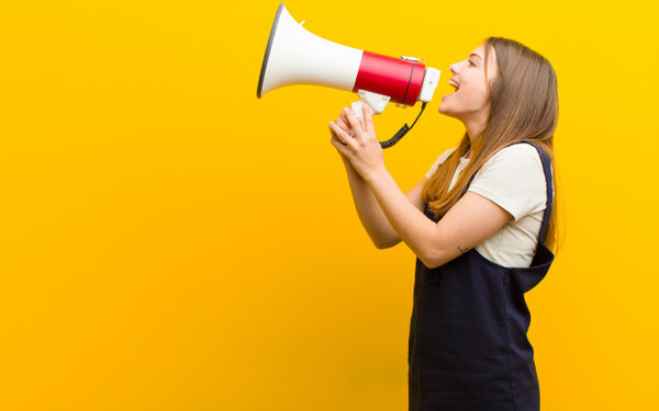 Habilidades Clave para una Comunicaci贸n Efectiva Dirigido a<br><br> Profesionales que quieran mejorar sus habilidades de de escucha activa y empat铆a, poniendo especial 茅nfasis en personal relacionado con el trabajo con equipos.<br><br> Descripci贸n<br><br> Con este contenido de curso profesional el alumno conocer谩 el concepto de escucha activa abarcando aspectos como las claves y la importancia de la escucha activa, las t茅cnicas y herramientas, adem谩s de los beneficios de la empat铆a y los elementos para su mejora.<br><br> COMPETENCIAS<br><br> 1.Conocer el concepto de escucha activa y su impacto en el proceso de comunicaci贸n para establecer una buena conversaci贸n.<br> 2.Aprender las claves fundamentales para realizar una escucha activa efectiva.<br> 3.Conocer la importancia de la escucha activa para desarrollar conversaciones poderosas.<br> 4.Conocer t茅cnicas y herramientas para llevar a cabo una escucha activa adecuada.<br> 5.Identificar los beneficios de la empat铆a en el contexto personal y profesional para la mejora de las relaciones sociales y laborales.<br> 6.Conocer los elementos clave que permiten mejorar la empat铆a para una mejora en las relaciones humanas.<br><br> CRITERIOS DE EVALUACI脫N (Objetivos)<br><br> 1.Conocer el concepto de la escucha activa y su importancia en el perfil de competencias<br>personales y profesionales.<br> 2.Aprender a identificar la escucha activa como eje fundamental de un proceso de comunicaci贸n.<br> 3.Aprender las claves fundamentales que debemos poner en marcha para llevar a cabo escucha activa en los procesos de comunicaci贸n.<br> 4.Conocer los inconvenientes de no realizar escucha activa y su impacto negativo en las relaciones interpersonales.<br> 5.Conocer la relaci贸n existente entre escucha activa y conversaciones poderosas encaminadas a desarrollar una comunicaci贸n efectiva.<br> 6.Identificar la importancia de las preguntas como elemento generador de escucha activa.<br> 7.Conocer las principales t茅cnicas y herramientas que se pueden poner en pr谩ctica para desarrollar escucha activa.<br> 8.Identificar la importancia de saber utilizar estas t茅cnicas y herramientas para que la escucha activa cumpla con su cometido principal de actor clave para la comunicaci贸n.<br> 9.Conocer los beneficios que aporta la empat铆a en las relaciones personales y profesionales.<br> 10.Conocer el impacto que tiene la empat铆a en los equipos de trabajo y en la relaci贸n con los colaboradores.<br> 11.Conocer los elementos clave que conforman el concepto de empat铆a y c贸mo se desarrollan en las relaciones interpersonales.<br> 12.Identificar como trabajar en dichos elementos clave para mejorar la capacidad de empatizar con otras personas.