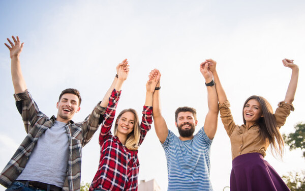 Relaciones Profesionales Efectivas Dirigido a<br><br> Profesionales que quieran mejorar sus habilidades de de escucha activa y empat铆a, poniendo especial 茅nfasis en personal relacionado con el trabajo con equipos.<br><br> Descripci贸n<br><br> Con este contenido de curso profesional el alumno conocer谩 los conceptos de escucha activa y empat铆a abarcando aspectos como las claves y la importancia de la escucha activa, la importancia de la empat铆a en la Inteligencia Emocional y sus caracter铆sticas, as铆 como los beneficios y herramientas para el desarrollo de la misma.<br><br> COMPETENCIAS<br><br> 1.Aprender las claves fundamentales para realizar una escucha activa efectiva.<br> 2.Conocer la importancia de la escucha activa para desarrollar conversaciones poderosas.<br> 3.Conocer el concepto de empat铆a y su importancia desde el punto de vista de la inteligencia emocional para las relaciones interpersonales.<br> 4.Conocer las caracter铆sticas que definen a las personas emp谩ticas para trabajar la empat铆a con otras personas.<br> 5.Identificar los beneficios de la empat铆a en el contexto personal y profesional para la mejora de las relaciones sociales y laborales.<br> 6.Conocer herramientas para desarrollar la empat铆a en el contexto personal y profesional.<br><br> CRITERIOS DE EVALUACI脫N (Objetivos)<br><br> 1.Aprender las claves fundamentales que debemos poner en marcha para llevar a cabo escucha activa en los procesos de comunicaci贸n.<br> 2.Conocer los inconvenientes de no realizar escucha activa y su impacto negativo en las relaciones interpersonales.<br> 3.Conocer la relaci贸n existente entre escucha activa y conversaciones poderosas encaminadas a desarrollar una comunicaci贸n efectiva.<br> 4.Identificar la importancia de las preguntas como elemento generador de escucha activa.<br> 5.Conocer el concepto de empat铆a y su influencia en el desarrollo personal y profesional.<br> 6.Aprender a identificar la relaci贸n existente entre empat铆a e inteligencia emocional.<br> 7.Conocer cu谩les son las habilidades y competencias<br><br> que definen a las personas que son emp谩ticas con otras personas en su entorno.<br> 8.Identificar la relaci贸n entre emociones y empat铆a y como su correcta gesti贸n pueda ayudar a las personas a ser m谩s emp谩ticas.<br> 9.Conocer los beneficios que aporta la empat铆a en las relaciones personales y profesionales.<br> 10.Conocer el impacto que tiene la empat铆a en los equipos de trabajo y en la relaci贸n con los colaboradores.<br> 11.Conocer las principales herramientas que podemos utilizar para trabajar el concepto de empat铆a.<br> 12.Conocer como aplicar las herramientas para trabajar la empat铆a.