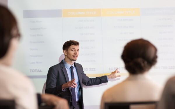 Presentaciones Efectivas en Entorno Laboral Dirigido a<br><br> Profesionales de cualquier sector que quieran mejorar la comunicaci贸n en la empresa trav茅s de diferentes metodolog铆as y soportes.<br><br> Descripci贸n<br><br> Con este contenido de curso profesional el alumno aprender谩 a mejorar su forma de comunicar, abarcando aspectos como la inteligencia emocional, metodolog铆as para una transmisi贸n efectiva de la informaci贸n, as铆 como a determinar de forma adecuada las herramientas, de presentaci贸n, que acompa帽en a la comunicaci贸n verbal para hacerla m谩s positiva.<br><br> COMPETENCIAS<br><br> 1.Comunicar adecuadamente empleando la Inteligencia Emocional para transmitir toda aquella informaci贸n a nivel interno o externo que conlleve un logro en el entorno laboral.<br> 2.Captar positivamente la atenci贸n y transmitir un mensaje claro e impactante ya sea a nivel interno o externo que conlleve un logro en el entorno laboral.<br> 3.Conectar emocionalmente con el p煤blico objetivo y transmitir contenidos de relevancia para la consecuci贸n de logros en el entorno laboral.<br> 4.Seleccionar correctamente los soportes visuales adecuados e integrarlos en las presentaciones verbales para la consecuci贸n de un logro en el entrono laboral.<br><br> CRITERIOS DE EVALUACI脫N (Objetivos)<br><br>1.Adquirir herramientas que permitan tener una comunicaci贸n efectiva en entornos laborales, empleando la inteligencia emocional.<br> 2.Conocer la metodolog铆a Elevator Pitch y su aplicaci贸n pr谩ctica en entornos laborales.<br> 3.Conocer la metodolog铆a Storytelling y su aplicaci贸n pr谩ctica en entornos laborales.<br> 4.Conocer diferentes tipo de soportes visuales y como integrarlos en una exposici贸n verbal.