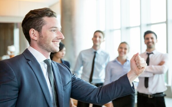 Liderazgo Personal y de Equipos Dirigido a<br><br> Profesionales de cualquier sector que quieran mejorar sus conocimientos y habilidades en temas de liderazgo a nivel personal y por equipos, poniendo especial énfasis en directivos y responsables de equipos.<br><br> Descripción<br><br> Con este contenido de curso profesional el alumnado trabajará el concepto de liderazgo desde una perspectiva personal y por equipos, abarcando la comprensión de los procesos de cambio, los estilos de liderazgo, las barreras limitadoras en el desarrollo personal y en contraposición las actitudes mentales potenciadoras, la elaboración de un nuevo mapa de liderazgo, así como la eliminación de barreras en los equipos, los roles que se desarrollan, las habilidades comunicativas y los planes de acción.<br><br> COMPETENCIAS<br><br> 1.Comprender el proceso de cambio para realizar y mantener en el tiempo los objetivos deseados.<br> 2.Conocer mi estilo de liderazgo actual para tener un punto de partida sólido en mi desarrollo como líder.<br> 3.Aprender cómo funciona y filtra la realidad la mente para crear un marco de referencia más amplio y enriquecedor y facilitar el desarrollo personal.<br> 4.Aprender a soltar el rol de víctima para convertirte en autor de tu realidad.<br> 5.Crear y diseñar tu nuevo mapa de liderazgo para pasar a la acción y desarrollar tu potencial.<br> 6.Conocer las competencias básicas como responsable de equipo para crecer como profesional.<br> 7.Conocer y gestionar los diferentes roles que surgen en los equipos para sacar el máximo rendimiento.<br> 8.Aprender y desarrollar las habilidades comunicativas para motivar y superar conflictos en el equipo.<br> 9.Conocer y eliminar las barreras más habituales en los equipos.<br> 10.Aprender a planificar, guiar y ejecutar planes de acción para favorecer la gestión personal del equipo.<br><br>CRITERIOS DE EVALUACIÓN (Objetivos)<br><br>1.Aprender a gestionar los procesos de cambio, sus fases, obstáculos y apoyos de manera productiva y consciente.<br> 2.Descubrir mis talentos, áreas de mejora, patrón de comportamiento y autosabotajes inconscientes más habituales.<br> 3.Descifrar y superar las barreras limitantes que la mente crea con empatía y optimismo.<br> 4.Establecer prioridades y conocer actitudes mentales potenciadoras.<br> 5.Aprender a facilitar una nueva mentalidad que amplíe tu capacidad de crecimiento, autodominio y bienestar.<br> 6.Aplicar y practicar los hábitos de liderazgo en tu equipo.<br> 7.Entender la diversidad de roles y su importancia en el bienestar y funcionamiento del equipo.<br> 8.Convertirte en un excelente comunicador de equipo de manera asertiva y segura.<br> 9.Aprender a dar respuesta y sacar partido a los equipos de manera productiva y natural.<br> 10.Aplicar e integrar la gestión de personas como parte de nuestra responsabilidad laboral.