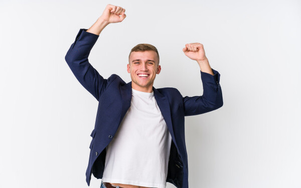 Liderazgo Personal Dirigido a<br><br> Profesionales de cualquier sector que quieran mejorar sus conocimientos y habilidades en temas de liderazgo personal, poniendo especial énfasis en directivos y responsables de equipos.<br><br> Descripción<br><br> Con este contenido de curso profesional el alumnado trabajará el concepto de liderazgo desde una perspectiva personal, abarcando la comprensión de los procesos de cambio, los estilos de liderazgo, las barreras limitadoras en el desarrollo personal y en contraposición las actitudes mentales potenciadoras, así como la elaboración de un nuevo mapa de liderazgo.<br><br> COMPETENCIAS<br><br> 1.Comprender el proceso de cambio para realizar y mantener en el tiempo los objetivos deseados.<br> 2.Conocer mi estilo de liderazgo actual para tener un punto de partida sólido en mi desarrollo como líder.<br> 3.Aprender cómo funciona y filtra la realidad la mente para crear un marco de referencia más amplio y enriquecedor y facilitar el desarrollo personal.<br> 4.Aprender a soltar el rol de víctima para convertirte en autor de tu realidad.<br> 5.Crear y diseñar tu nuevo mapa de liderazgo para pasar a la acción y desarrollar tu potencial.<br><br> CRITERIOS DE EVALUACIÓN (Objetivos)<br><br> 1.Aprender a gestionar los procesos de cambio, sus fases, obstáculos y apoyos de manera productiva y consciente.<br> 2.Descubrir mis talentos, áreas de mejora, patrón de comportamiento y autosabotajes inconscientes más habituales.<br> 3.Descifrar y superar las barreras limitantes que la mente crea con empatía y optimismo.<br> 4.Establecer prioridades y conocer actitudes mentales potenciadoras.<br> 5.Aprender a facilitar una nueva mentalidad que amplíe tu capacidad de crecimiento, autodominio y bienestar.