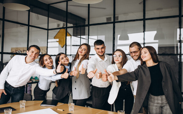 Liderazgo de Equipos Dirigido a<br><br> Profesionales de cualquier sector que quieran mejorar sus conocimientos y habilidades en temas de liderazgo de equipos, poniendo especial énfasis en directivos y responsables de equipos.<br><br> Descripción<br><br> Con este contenido de curso profesional el alumnado trabajará el concepto de liderazgo de equipos, abarcando la eliminación de barreras en los equipos y los roles que se desarrollan en el proceso de liderazgo, así como las habilidades comunicativas y los planes de acción.<br><br> COMPETENCIAS<br><br> 1.Conocer las competencias básicas como responsable de equipo para crecer como profesional.<br> 2.Conocer y gestionar los diferentes roles que surgen en los equipos para sacar el máximo rendimiento.<br> 3.Aprender y desarrollar las habilidades comunicativas para motivar y superar conflictos en el equipo.<br> 4.Conocer y eliminar las barreras más habituales en los equipos.<br> 5.Aprender a planificar, guiar y ejecutar planes de acción para favorecer la gestión personal del equipo.<br><br> CRITERIOS DE EVALUACIÓN (Objetivos)<br><br> 1.Aplicar y practicar los hábitos de liderazgo en tu equipo.<br> 2.Entender la diversidad de roles y su importancia en el bienestar y funcionamiento del equipo.<br> 3.Convertirte en un excelente comunicador de equipo de manera asertiva y segura.<br> 4.Aprender a dar respuesta y sacar partido a los equipos de manera productiva y natural.<br> 5.Aplicar e integrar la gestión de personas como parte de nuestra responsabilidad laboral.