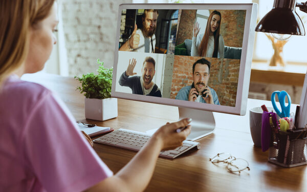 Gestión y Motivación de Equipos en Remoto Dirigido a<br><br> Profesionales que quieran mejorar sus habilidades en la gestión y motivación de equipos en remoto, poniendo especial énfasis en mandos intermedios y directivos de todos los departamentos de la organización.<br><br> Descripción<br><br> Con este contenido de curso profesional el alumnado trabajará por un lado la gestión con equipos remotos, abarcando aspectos como los entornos de trabajo, el proceso de gestión con estos equipos, así como las herramientas profesionales para optimizar el trabajo; por lado, analizará el concepto de motivación, así como sus claves y técnicas para poder motivar a los equipos en remoto.<br><br> COMPETENCIAS<br><br>1.Conocer el contexto en el que se desarrolla el trabajo en remoto para adaptarnos con garantías de éxito al nuevo paradigma profesional.<br> 2.Conocer el proceso de gestión de equipos que desarrollan su trabajo de forma remota para adaptar nuestra metodología a esta nueva forma de trabajar.<br> 3.Conocer y utilizar las herramientas profesionales para adaptarlas a la gestión de equipos de forma remota.<br> 4.Conocer el concepto de motivación y cómo influye en los equipos que trabajan en remoto para adaptar nuestra forma de empoderar y desarrollar a los profesionales.<br> 5.Conocer las claves fundamentales de la motivación en los equipos que trabajan en remoto para que pongan en valor todo su potencial en esta nueva realidad.<br> 6.Aprender a aplicar de forma práctica acciones de motivación a equipos que trabajan en remoto para que obtengan los mejores resultados posibles.<br><br> CRITERIOS DE EVALUACIÓN (Objetivos)<br><br>1.Conocer las características que definen los entornos de trabajo en remoto.<br> 2.Aprender a identificar ventajas e inconvenientes de este nuevo contexto y su impacto en los equipos de trabajo.<br> 3.Conocer y aplicar adecuadamente las claves básicas para gestionar equipos que trabajan en remoto.<br> 4.Identificar y buscar alternativas de gestión viables para el desarrollo de un trabajo en remoto efectivo.<br> 5.Identificar y buscar alternativas de liderazgo efectivo para gestionar equipos de trabajo en remoto.<br> 6.Conocer las herramientas existentes para trabajar con los equipos de forma remota.<br> 7.Aprender a optimizar las herramientas de trabajo en remoto en reuniones, gestión de proyectos, gestión de la innovación y la creatividad y el liderazgo del equipo.<br>8.Conocer la importancia que la motivación tienen para el correcto desarrollo de los equipos que trabaja en remoto.<br> 9.Aprender a identificar la influencia de la motivación en la correcta gestión de los equipos.<br> 10.Identificar las principales estrategias de motivación que son de aplicación en entornos de trabajo remoto.<br> 11.Aplicar las principales estrategias de motivación en equipos que trabajan en remoto.<br> 12.Buscar, identificar y aplicar las herramientas de motivación más adecuadas para cada equipo de trabajo.<br> 13.Aprender a poner en marcha de forma práctica las acciones motivacionales recogidas en el plan de acción con equipos que trabajan en remoto.<br> 14.Conocer los principales errores que se cometen en la aplicación práctica de acciones motivacionales.