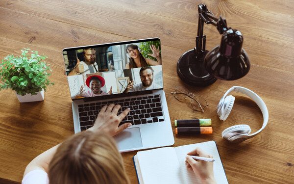 Gestión de Equipos en Remoto Dirigido a<br><br> Profesionales que quieran mejorar sus habilidades en la gestión y motivación de equipos en remoto, poniendo especial énfasis en mandos intermedios y directivos de todos los departamentos de la organización.<br><br> Descripción<br><br> Con este contenido de curso profesional el alumnado trabajará la gestión con equipos remotos, abarcando aspectos como los entornos de trabajo, el proceso de gestión con estos equipos, así como las herramientas profesionales para optimizar el trabajo.<br><br> COMPETENCIAS<br><br> 1.Conocer el contexto en el que se desarrolla el trabajo en remoto para adaptarnos con garantías de éxito al nuevo paradigma profesional.<br> 2.Conocer el proceso de gestión de equipos que desarrollan su trabajo de forma remota para adaptar nuestra metodología a esta nueva forma de trabajar.<br> 3.Conocer y utilizar las herramientas profesionales para adaptarlas a la gestión de equipos de forma remota.<br><br> CRITERIOS DE EVALUACIÓN (Objetivos)<br><br> 1.Conocer las características que definen los entornos de trabajo en remoto.<br> 2.Aprender a identificar ventajas e inconvenientes de este nuevo contexto y su impacto en los equipos de trabajo.<br> 3.Conocer y aplicar adecuadamente las claves básicas para gestionar equipos que trabajan en remoto.<br> 4.Identificar y buscar alternativas de gestión viables para el desarrollo de un trabajo en remoto efectivo.<br> 5.Identificar y buscar alternativas de liderazgo efectivo para gestionar equipos de trabajo en remoto.<br> 6.Conocer las herramientas existentes para trabajar con los equipos de forma remota.<br> 7.Aprender a optimizar las herramientas de trabajo en remoto en reuniones, gestión de proyectos, gestión de la innovación y la creatividad y el liderazgo del equipo.