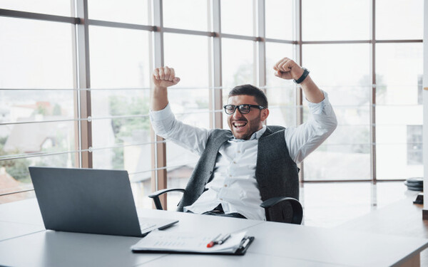 Motivación de Equipos en Remoto Dirigido a<br><br> Profesionales que quieran mejorar sus habilidades en la gestión y motivación de equipos en remoto, poniendo especial énfasis en mandos intermedios y directivos de todos los departamentos de la organización.<br><br> Descripción<br><br> Con este contenido de curso profesional el alumnado analizará el concepto de motivación, así como sus claves y técnicas para poder motivar a los equipos en remoto.<br><br> COMPETENCIAS<br><br>1.Conocer el concepto de motivación y cómo influye en los equipos que trabajan en remoto para adaptar nuestra forma de empoderar y desarrollar a los profesionales.<br> 2.Conocer las claves fundamentales de la motivación en los equipos que trabajan en remoto para que pongan en valor todo su potencial en esta nueva realidad.<br> 3.Aprender a aplicar de forma práctica acciones de motivación a equipos que trabajan en remoto para que obtengan los mejores resultados posibles.<br><br> CRITERIOS DE EVALUACIÓN (Objetivos)<br><br> 1.Conocer la importancia que la motivación tienen para el correcto desarrollo de los equipos que trabaja en remoto.<br> 2.Aprender a identificar la influencia de la motivación en la correcta gestión de los equipos.<br> 3.Identificar las principales estrategias de motivación que son de aplicación en entornos de trabajo remoto.<br> 4.Aplicar las principales estrategias de motivación en equipos que trabajan en remoto.<br> 5.Buscar, identificar y aplicar las herramientas de motivación más adecuadas para cada equipo de trabajo.<br> 6.Aprender a poner en marcha de forma práctica las acciones motivacionales recogidas en el plan de acción con equipos que trabajan en remoto.<br> 7.Conocer los principales errores que se cometen en la aplicación práctica de acciones motivacionales.