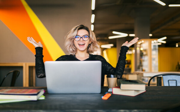 Desarrollo de la Learnability como competencia profesional en los entornos VUCA Dirigido a<br><br> Profesionales de cualquier área o sector, poniendo especial énfasis en aquellos que deseen mejorar sus habilidades para el aprendizaje continuo.<br><br> Descripción<br><br> Con este contenido de curso profesional el alumnado conocerá el contexto profesional actual, analizando las ventajas e inconvenientes que la learnability puede aportar. Se abarcarán aspectos como el contexto y fases del aprendizaje, así como las claves de la learnability.<br><br> COMPETENCIAS<br><br> 1.Conocer el entorno profesional actual y la importancia de trabajar la competencia learnability para seguir aportando valor en un contexto cada vez más cambiante.<br> 2.Conocer los contextos y fases del aprendizaje para entender la importancia que adquiere la learnability si queremos seguir resultando empleables y valioso para organizaciones y empresas.<br> 3.Conocer las claves fundamentales que nos ayudan a desarrollar la learnability y cómo nos puede ayudar la tecnología para la adquisición y desarrollo de esta nueva competencia.<br><br> CRITERIOS DE EVALUACIÓN (Objetivos)<br><br> 1.Conocer las características que definen el contexto actual y la necesidad de trabajar en las competencias<br><br> profesionales.<br> 2.Aprender a identificar qué es el learnability y por qué es tan importante trabajarlo.<br> 3.Conocer los beneficios y ventajas que el learnability puede aportarnos desde el punto de vista del desarrollo personal y profesional.<br> 4.Conocer y entender los diferentes contextos de aprendizaje existentes en la actualidad.<br> 5.Conocer y entender las diferentes fases del aprendizaje y su influencia a la hora de desarrollar nuestra learnability.<br> 6.Conocer las claves fundamentales que nos ayuden a comprender la importancia de la competencia learnability y cómo afrontarla.<br> 7.Conocer los principales errores y creencias limitantes en las que incurrimos a la hora de trabajar la learnability.<br> 8.Conocer cómo puede ayudarnos la tecnología a la hora de trabajar la learnability.