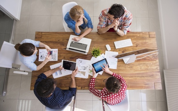 Learnability y RRHH Dirigido a<br><br> Profesionales de cualquier área o sector, poniendo especial énfasis en aquellos que deseen mejorar sus habilidades para el aprendizaje continuo.<br><br> Descripción<br><br> Con este contenido de curso profesional el alumnado conocerá el contexto profesional actual, analizando las ventajas e inconvenientes que la learnability puede aportar. Se abarcarán aspectos claves de la learnability, así como los recursos y la planificación del aprendizaje. Además de identificar el impacto y la relación entre learnability y RRHH.<br><br> COMPETENCIAS<br><br>1.Conocer el entorno profesional actual y la importancia de trabajar la competencia learnability para seguir aportando valor en un contexto cada vez más cambiante.<br> 2.Conocer las claves fundamentales que nos ayudan a desarrollar la learnability y cómo nos puede ayudar la tecnología para la adquisición y desarrollo de esta nueva competencia.<br> 3.Conocer los recursos disponibles y cómo desarrollar una planificación adecuada que nos permita optimizar la inversión que realizamos en nuestra learnability.<br> 4.Conocer cómo integrar la learnability desde el punto de vista de la gestión del talento en la empresa para incluirlo dentro de los planes de formación y desarrollo.<br><br> CRITERIOS DE EVALUACIÓN (Objetivos)<br><br> 1.Conocer las características que definen el contexto actual y la necesidad de trabajar en las competencias profesionales.<br> 2.Aprender a identificar qué es el learnability y por qué es tan importante trabajarlo.<br> 3.Conocer los beneficios y ventajas que el learnability puede aportarnos desde el punto de vista del desarrollo personal y profesional.<br> 4.Conocer las claves fundamentales que nos ayuden a comprender la importancia de la competencia learnability y cómo afrontarla.<br> 5.Conocer los principales errores y creencias limitantes en las que incurrimos a la hora de trabajar la learnability.<br> 6.Conocer cómo puede ayudarnos la tecnología a la hora de trabajar la learnability.<br> 7.Conocer los diferentes recursos que se pueden utilizar a la hora de desarrollar la learnability.<br> 8.Aprender a planificar para optimizar tiempos y recursos a la hora de desarrollar la learnability.<br> 9.Identificar el impacto que la learnability tiene en el área de recursos humanos y gestión del LEARNABILITY Y RRHH talento.<br> 10.Aplicar la learnability en los planes de formación y desarrollo profesional en la empresa.