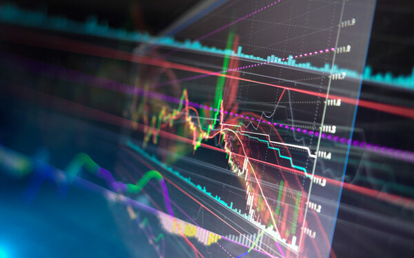Inversiones en el Sistema Financiero Dirigido a<br><br> Profesionales que quieran aprender y manejar el concepto de inversi贸n, con un especial 茅nfasis en directores y coordinadores de empresas.<br><br> Descripci贸n<br><br> Con este contenido de curso profesional el alumno aprender谩 desde una perspectiva te贸rica a realizar un estudio y an谩lisis de inversiones, abarcando los conceptos de mercados financieros, activos financieros y entidades, as铆 como a conocer los fondos de inversiones alternativas para determinar la rentabilidad de las mismas.<br><br> COMPETENCIAS<br><br> 1.Conocer los mecanismos existentes para canalizar el ahorro a la inversi贸n.<br> 2.Conocer qu茅 entidades principales participan en el sistema financiero espa帽ol y su funci贸n para poder interpretar correctamente las posibles operaciones de inversi贸n.<br> 3.Saber interpretar el resultado de una emisi贸n de letras y bonos, y la rentabilidad que ofrecen para realizar una correcta planificaci贸n de la inversi贸n.<br> 4.Saber calcular el precio de una compraventa (simple o doble) en el mercado secundario de una letra y un bono y su rentabilidad para realizar una correcta planificaci贸n de la inversi贸n.<br> 5.Conocer el mecanismo de las operaciones de mercado primario y secundario de renta variable para realizar una correcta planificaci贸n de la inversi贸n.<br> 6.Conocer los principales conceptos del an谩lisis t茅cnico y del an谩lisis fundamental para poder fundamentar las operaciones de inversi贸n.<br> 7.Entender el funcionamiento de un futuro y un CFD, sabiendo calcular las p茅rdidas y ganancias que provoca una operaci贸n, las garant铆as a mantener y su rentabilidad, para poder realizar un correcto seguimiento de la inversi贸n y los riesgos asumidos.<br> 8.Entender el funcionamiento de una opci贸n financiera PUT y CALL, sabiendo calcular las p茅rdidas y ganancias que provoca una operaci贸n, las garant铆as a mantener y su rentabilidad para poder realizar un correcto seguimiento de la inversi贸n y los riesgos asumidos.<br> 9.Conocer el rol de los intervinientes en la inversi贸n colectiva y qu茅 veh铆culos de inversi贸n existen para poder estimar la rentabilidad y el riesgo de estas inversiones.<br> 10.Saber manejar los criterios adecuados para identificar qu茅 fondos son mejores que otros.<br> 11.Conocer el concepto de inversi贸n alternativa para poder diversificar una cartera de inversi贸n.<br> 12.Conocer qu茅 fondos de inversi贸n alternativa existen y c贸mo se gestionan para descorrelacionarse del mercado y diversificar una cartera de inversi贸n.<br><br> CRITERIOS DE EVALUACI脫N (Objetivos)<br><br> 1.Conocer el concepto de sistema financiero y sus principales componentes (activos financieros, mercados, instituciones).<br> 2.Conocer qu茅 entidades principales participan en el sistema financiero espa帽ol, en qu茅 mercados participa cada una y sobre qu茅 activos financieros.<br> 3.Saber interpretar el resultado de una emisi贸n de letras y bonos.<br> 4.Saber calcular la rentabilidad que ofrecen estas emisiones a vencimiento.<br> 5.Saber calcular el precio de una operaci贸n a vencimiento y su rentabilidad.<br> 6.Saber calcular la rentabilidad de una compraventa doble y su rentabilidad.<br> 7.Conocer el mecanismo de una ampliaci贸n de capital, OPV y OPS.<br> 8.Conocer las principales caracter铆sticas de la negociaci贸n burs谩til.<br> 9.Conocer los principales conceptos del an谩lisis t茅cnico.<br> 10.Conocer los principales conceptos del an谩lisis fundamental.<br> 11.Interpretar la estrategia de compra (largo) o venta (corto).<br> 12.Calcular las p茅rdidas y ganancias que provoca una operaci贸n, las garant铆as a mantener y su rentabilidad.<br> 13.Entender el funcionamiento de una opci贸n financiera PUT y CALL.<br> 14.Calcular las p茅rdidas y ganancias que provoca una operaci贸n, las garant铆as a mantener y su rentabilidad.<br> 15.Conocer el rol de los intervinientes en la inversi贸n colectiva y las diferencias entre un fondo de inversi贸n un ETF y una SICAV.<br> 16.Saber interpretar ratios de performance y rentabilidad de un fondo.<br> 17.Conocer que posibilidades de inversi贸n pueden ofrecer rendimientos positivos en t茅rminos absolutos.<br> 18.Conocer qu茅 fondos de inversi贸n alternativa existen que estrategias de inversi贸n realizan y en qu茅 productos invierten.
