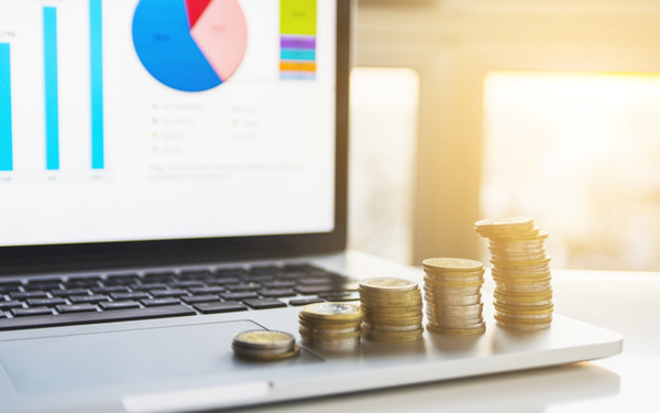 Valoraciones de Empresas m谩s utilizadas Dirigido a<br><br> Profesionales de cualquier nivel que quieran iniciar su aprendizaje en el 谩mbito de la inversi贸n, con un especial 茅nfasis en directores y coordinadores de empresas.<br><br> Descripci贸n<br><br> Con este contenido de curso profesional el alumno aprender谩 los m茅todos utilizados para llevar a cabo una correcta valoraci贸n de empresa.<br><br> COMPETENCIAS<br><br> 1.Conocer el m茅todo de valoraci贸n de empresas por m煤ltiplos de empresas comparables para poder valorar una empresa real.<br> 2.Conocer el concepto de valoraci贸n de empresas por m茅todos din谩micos para poder identificar la tasa de descuento adecuada.<br> 3.Conocer el M茅todo de Descuento de Dividendos (MDD) para poder valorar una empresa real.<br> 4.Conocer el M茅todo de Descuento de Flujos de Caja (DFC) para poder valorar una empresa real.<br><br> CRITERIOS DE EVALUACI脫N (Objetivos)<br><br> 1.Valorar una empresa real utilizando el m茅todo de valoraci贸n de empresas por m煤ltiplos de empresas comparables.<br> 2.Entender el concepto de los m茅todos din谩micos y calcular el Coste de capital medio ponderado de una empresa real.<br> 3.Valorar una empresa real utilizando el M茅todo Descuento de Dividendos (MDD).<br> 4.Valorar una empresa real utilizando el M茅todo Descuento de Flujos de Caja (DFC).
