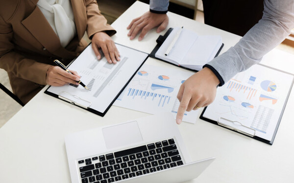 M茅todos Simples de Valoraci贸n de Empresas Dirigido a<br><br> Profesionales de cualquier nivel que quieran iniciar su aprendizaje en el 谩mbito de la inversi贸n, con un especial 茅nfasis en directores y coordinadores de empresas.<br><br> Descripci贸n<br><br> Con este contenido de curso profesional el alumno aprender谩 los m茅todos simples utilizados para llevar a cabo una correcta valoraci贸n de empresa.<br><br> COMPETENCIAS<br><br> 1.Conocer los m茅todos de valoraci贸n de empresas est谩ticos para poder valorar una empresa de forma objetiva.<br> 2.Conocer c贸mo medir la creaci贸n de valor para gestionar la empresa.<br> 3.Conocer el m茅todo de valoraci贸n de empresas por m煤ltiplos de empresas comparables para poder valorar una empresa real.<br><br> CRITERIOS DE EVALUACI脫N (Objetivos)<br><br> 1.Valorar una empresa real utilizando m茅todos est谩ticos.<br> 2.Conocer c贸mo medir la creaci贸n de valor.<br> 3.Valorar una empresa real utilizando el m茅todo de valoraci贸n de empresas por m煤ltiplos de empresas comparables.