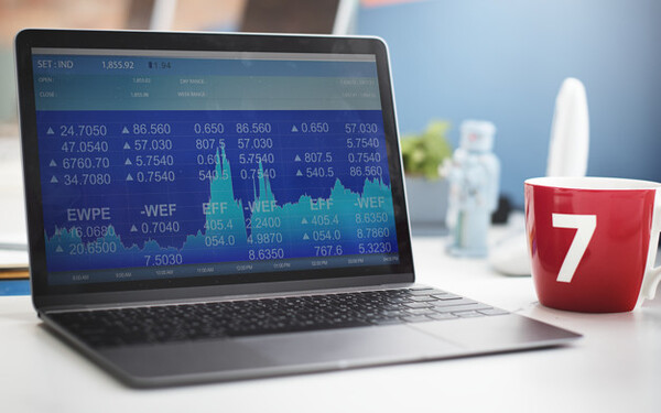 M茅todos Din谩micos de Valoraci贸n de Empresas Dirigido a<br><br> Profesionales de cualquier nivel que quieran iniciar su aprendizaje en el 谩mbito de la inversi贸n, con un especial 茅nfasis en directores y coordinadores de empresas.<br><br> Descripci贸n<br><br> Con este contenido de curso profesional el alumno aprender谩 los m茅todos din谩micos utilizados para llevar a cabo una correcta valoraci贸n de empresa.<br><br> COMPETENCIAS<br><br>1.Conocer el concepto de valoraci贸n de empresas por m茅todos din谩micos para poder identificar la tasa de descuento adecuada.<br> 2.Conocer el M茅todo de Descuento de Dividendos (MDD) para poder valorar una empresa real.<br> 3.Identificar la pol铆tica de dividendos 贸ptima en una empresa real para crear valor.<br> 4.Conocer el M茅todo de Descuento de Flujos de Caja (DFC) para poder valorar una empresa real.<br> 5.Identificar la Estructura Financiera 脫ptima de la Empresa para crear valor.<br><br> CRITERIOS DE EVALUACI脫N (Objetivos)<br><br> 1.Entender el concepto de los m茅todos din谩micos y calcular el Coste de capital medio ponderado de una empresa real.<br> 2.Valorar una empresa real utilizando el M茅todo Descuento de Dividendos (MDD).<br> 3.Analizar una empresa real y valorar si su pol铆tica de reparto de dividendos es 贸ptima o no.<br> 4.Valorar una empresa real utilizando el M茅todo Descuento de Flujos de Caja (DFC).<br> 5.Analizar una empresa real y valorar si su estructura financiera es 贸ptima o no.