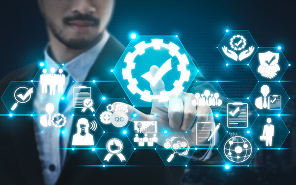 Dirigido a<br><br>   Profesionales que se responsabilicen o vayan a responsabilizarse de competencias en el área de gestión de la calidad de una empresa, poniendo especial énfasis en técnicos o responsables del departamento de calidad.<br><br>  Descripción<br><br>  Con este contenido de curso profesional el alumno aprenderá el concepto de calidad de forma global para su correcta utilización en el desarrollo de los procesos de una organización, abarcando la importancia de la gestión de la calidad y  la estructura y requisitos de la Norma ISO 9001:2015, así como la correcta implementación de la misma para la obtención del certificado de entidad independiente.<br><br>  COMPETENCIAS<br><br>  1.Entender correctamente el significado del concepto de calidad y otros afines para su adecuada utilización en el desarrollo de los procesos de una organización.<br>  2.Entender correctamente los distintos enfoques del concepto de calidad desde la perspectiva de los denominados Padres de la Calidad para su adecuada aplicación en el desarrollo de los procesos de una organización.<br> 3.Entender los distintos alcances de la gestión de la Calidad a lo largo de la historia a fin de contextualizar el campo de aplicación actual de la gestión de la calidad en el desarrollo de los procesos de una organización.<br> 4.Entender la importancia de la norma ISO 9001 como modelo de referencia internacional para la implantación y certificación de sistemas de gestión de la calidad.<br> 5.Entender los principios y conceptos esenciales de la gestión de la calidad según la norma ISO 9000 de fundamentos y vocabulario para su aplicación correcta en el diseño de los procesos de un sistema de gestión de la calidad.<br> 6.Conocer los distintos factores que llevan a las organizaciones a implantar y certificar sistemas de gestión de la calidad a fin de ser sensible a su importancia en los actuales contextos de negocio.<br> 7.Conocer la estructura y forma de presentación de los requisitos de la norma ISO 9001:2015, de acuerdo con la estructura de alto nivel del anexo SL, para ser capaz de plantear el proceso de implantación de un sistema de gestión de la calidad.<br> 8.Entender y saber aplicar los requisitos relativos al contexto de la organización, de acuerdo con la norma ISO 9001:2015, para ser capaz de diseñar, desarrollar e implantar un sistema de gestión de la calidad.<br> 9.Entender y saber aplicar los requisitos relativos al liderazgo de la organización, de acuerdo con la norma ISO 9001:2015, para ser capaz de diseñar, desarrollar e implantar un sistema de gestión de la calidad.<br> 10.Entender y saber aplicar los requisitos relativos a los procesos de planificación, de acuerdo con la norma ISO 9001:2015, para ser capaz de diseñar, desarrollar e implantar un sistema de gestión de la calidad.<br> 11.Entender y saber aplicar los requisitos relativos a los procesos de apoyo, de acuerdo con la norma ISO 9001:2015, para ser capaz de diseñar, desarrollar e implantar un sistema de gestión de la calidad.<br> 12.Entender y saber aplicar los requisitos relativos a los procesos de operación, de acuerdo con la norma ISO 9001:2015, para ser capaz de diseñar, desarrollar e implantar un sistema de gestión de la calidad.<br> 13.Entender y saber aplicar los requisitos relativos a los procesos de evaluación del desempeño, de acuerdo con la norma ISO 9001:2015, para ser capaz de diseñar, desarrollar e implantar un sistema de gestión de la calidad.<br> 14.Entender y saber aplicar los requisitos relativos a los procesos de mejora, de acuerdo con la norma ISO 9001:2015, para ser capaz de diseñar, desarrollar e implantar un sistema de gestión de la calidad.<br> 15.Saber planificar el proyecto de implantación de un sistema de gestión de la calidad, partiendo de un diagnóstico inicial y el compromiso de la dirección, a fin de ser capaz de abordarlo y lograr el cumplimiento de los requisitos de la norma ISO 9001:2015 hasta su certificación por entidad acreditada independiente.<br> 16.Saber diseñar y documentar un sistema de gestión de la calidad eficaz y eficiente en el cumplimiento de los requisitos de la norma ISO 9001:2015, y capaz de lograr su certificación por entidad acreditada independiente.<br> 17.Saber acometer de forma eficaz y eficiente el diseño de la estructura organizativa de un sistema de gestión de la calidad, su puesta en marcha y su periodo de rodaje inicial, a fin de garantizar la correcta culminación del proyecto de implantación y preparación para su posterior certificación por entidad acreditada independiente.<br> 18.Saber preparar de forma eficaz y eficiente la certificación de un sistema de gestión de la calidad, por entidad acreditada independiente, a fin de dar cumplimiento a los objetivos de la organización.<br>  19.Saber gestionar la operación evaluación y mejora continua de un sistema de gestión de la calidad ya implantado, a fin de mantener en el tiempo el certificado otorgado por una entidad acreditada independiente, en base a su funcionamiento eficaz y eficiente.<br>  20.Saber planificar, realizar e informar de los resultados de un programa de auditorías internas que permita evaluar el sistema de gestión de la calidad ya implantado, a fin de mantener en el tiempo su correcta implantación y certificación.<br><br>  CRITERIOS DE EVALUACIÓN (Objetivos)<br><br>1.Conocer las distintas acepciones (académica, interna, externa, legal, normalizada…) del concepto de calidad y otros afines.<br> 2.Conocer los principios esenciales de los diferentes enfoques teóricos del concepto de calidad.<br> 3.Conocer la evolución histórica desde los sistemas de inspección hasta los sistemas de gestión total de la calidad (TQM).<br> 4.Conocer la evolución histórica de la norma ISO 9001 como modelo de referencia internacional de los sistemas de gestión de la calidad.<br> 5.Conocer y saber aplicar los principios básicos de gestión de la calidad.<br> 6.Saber por qué las organizaciones implantan y certifican sistemas de gestión de la calidad.<br> 7.Entender la sistemática con que se han estructurado los diferentes requisitos de la norma en capítulos, conforme a la estructura de alto nivel del anexo SL, y siguiendo un enfoque de mejora continua.<br> 8.Entender el significado de los requisitos relativos al contexto de la organización y saber qué debe cumplir el sistema de gestión de la calidad de la organización, a fin de garantizar el cumplimiento de la norma ISO 9001:2015.<br> 9.Entender el significado de los requisitos relativos al liderazgo de la organización y saber qué debe cumplir el sistema de gestión de la calidad de la organización, a fin de garantizar el cumplimiento de la norma ISO 9001:2015.<br> 10.Entender el significado de los requisitos relativos a los procesos de planificación y saber qué debe cumplir el sistema de gestión de la calidad de la organización, a fin de garantizar el cumplimiento de la norma ISO 9001:2015.<br> 11.Entender el significado de los requisitos relativos a los procesos de apoyo y saber qué debe cumplir el sistema de gestión de la calidad de la organización, a fin de garantizar el cumplimiento de la norma ISO 9001:2015.<br> 12.Entender el significado de los requisitos relativos a los procesos de operación y saber qué debe cumplir el sistema de gestión de la calidad de la organización, a fin de garantizar el cumplimiento de la norma ISO 9001:2015.<br> 13.Entender el significado de los requisitos relativos a los procesos de evaluación del desempeño y saber qué debe cumplir el sistema de gestión de la calidad de la organización, a fin de garantizar el cumplimiento de la norma ISO 9001:2015.<br> 14.Entender el significado de los requisitos relativos a los procesos de mejora y saber qué debe cumplir el sistema de gestión de la calidad de la organización, a fin de garantizar el cumplimiento de la norma ISO 9001:2015.<br> 15.Conocer y saber cómo planificar el proyecto de implantación de un sistema de gestión de la calidad conforme a los requisitos de la norma ISO 9001:2015, partiendo de un diagnóstico inicial y el compromiso de la dirección.<br> 16.Conocer en qué consiste y saber cómo diseñar y elaborar los documentos que deben dar soporte a un sistema de gestión de la calidad conforme a los requisitos de la norma ISO 9001:2015.<br> 17.Conocer en qué consiste y saber cómo definir la estructura organizativa de un sistema de gestión de la calidad conforme a los requisitos de la norma ISO 9001:2015, y cómo acometer su implantación y periodo de rodaje inicial.<br> 18.Conocer en qué consiste y saber cómo abordar el proceso de certificación de un sistema de gestión de la calidad ya implantado conforme a los requisitos de la norma ISO 9001:2015, por entidad independiente y acreditada.<br> 19.Conocer los aspectos esenciales de la gestión cotidiana de un sistema de calidad ya implantado conforme a los requisitos de la norma ISO 9001:2015.<br> 20.Conocer en qué consiste y saber cómo abordar el proceso de planificación, realización e informe de las auditorías internas de un sistema de gestión de la calidad ya implantado conforme a los requisitos de la norma ISO 9001:2015.
