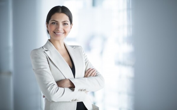 Dirigido a<br><br> Profesionales que ocupan el puesto de alta dirección de la organización.<br><br>  Descripción<br><br> Con este contenido de curso profesional el alumno aprenderá el concepto de calidad de forma global para su correcta utilización en el desarrollo de los procesos de una organización, abarcando los requisitos de la Norma ISO 9001:2015.<br><br>  COMPETENCIAS<br><br> 1.Entender correctamente el significado del concepto de calidad y otros afines para su adecuada utilización en el desarrollo de los procesos de una organización.<br>  2.Entender la importancia de la norma ISO 9001 como modelo de referencia internacional para la implantación y certificación de sistemas de gestión de la calidad.<br> 3.Entender los principios y conceptos esenciales de la gestión de la calidad según la norma ISO 9000 de fundamentos y vocabulario para su aplicación correcta en el diseño de los procesos de un sistema de gestión de la calidad.<br> 4.Conocer los distintos factores que llevan a las organizaciones a implantar y certificar sistemas de gestión de la calidad a fin de ser sensible a su importancia en los actuales contextos de negocio.<br> 5.Conocer la estructura y forma de presentación de los requisitos de la norma ISO 9001:2015, de acuerdo con la estructura de alto nivel del anexo SL, para ser capaz de plantear el proceso de implantación de un sistema de gestión de la calidad.<br> 6.Entender y saber aplicar los requisitos relativos al contexto de la organización, de acuerdo con la norma ISO 9001:2015, para ser capaz de diseñar, desarrollar e implantar un sistema de gestión de la calidad.<br> 7.Entender y saber aplicar los requisitos relativos al liderazgo de la organización, de acuerdo con la norma ISO 9001:2015, para ser capaz de diseñar, desarrollar e implantar un sistema de gestión de la calidad.<br><br> CRITERIOS DE EVALUACIÓN (Objetivos)<br><br>1.Conocer las distintas acepciones (académica, interna, externa, legal, normalizada…) del concepto de calidad y otros afines.<br> 2.Conocer la evolución histórica de la norma ISO 9001 como modelo de referencia internacional de los sistemas de gestión de la calidad.<br> 3.Conocer y saber aplicar los principios básicos de gestión de la calidad.<br> 4.Saber por qué las organizaciones implantan y certifican sistemas de gestión de la calidad.<br> 5.Entender la sistemática con que se han estructurado los diferentes requisitos de la norma en capítulos, conforme a la estructura de alto nivel del anexo SL, y siguiendo un enfoque de mejora continua.<br> 6.Entender el significado de los requisitos relativos al contexto de la organización y saber qué debe cumplir el sistema de gestión de la calidad de la organización, a fin de garantizar el cumplimiento de la norma ISO 9001:2015.<br> 7.Entender el significado de los requisitos relativos al liderazgo de la organización y saber qué debe cumplir el sistema de gestión de la calidad de la organización, a fin de garantizar el cumplimiento de la norma ISO 9001:2015.