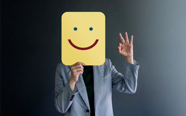 Sensibilización del Personal de la Organización con la Gestión de la Calidad - Scorm Dirigido a<br><br> Cualquier trabajador de la empresa que tiene que mentalizarse de las virtudes del sistema para que la empresa pueda hacer una implantación efectiva de su sistema de Calidad.<br><br> Descripción<br><br> Con este contenido de curso profesional el alumno aprenderá el concepto de calidad de forma global para su correcta utilización en el desarrollo de los procesos de una organización, abarcando los requisitos de la Norma ISO 9001:2015.<br><br> COMPETENCIAS<br><br>1.Entender correctamente el significado del concepto de calidad y otros afines para su adecuada utilización en el desarrollo de los procesos de una organización.<br> 2.Entender la importancia de la norma ISO 9001 como modelo de referencia internacional para la implantación y certificación de sistemas de gestión de la calidad.<br> 3.Entender los principios y conceptos esenciales de la gestión de la calidad según la norma ISO 9000 de fundamentos y vocabulario para su aplicación correcta en el diseño de los procesos de un sistema de gestión de la calidad.<br> 4.Conocer la estructura y forma de presentación de los requisitos de la norma ISO 9001:2015, de acuerdo con la estructura de alto nivel del anexo SL, para ser capaz de plantear el proceso de implantación de un sistema de gestión de la calidad.<br><br> CRITERIOS DE EVALUACIÓN (Objetivos)<br><br>1.Conocer las distintas acepciones (académica, interna, externa, legal, normalizada…) del concepto de calidad y otros afines.<br> 2.Conocer la evolución histórica de la norma ISO 9001 como modelo de referencia internacional de los sistemas de gestión de la calidad.<br> 3.Conocer y saber aplicar los principios básicos de gestión de la calidad.<br> 4.Entender la sistemática con que se han estructurado los diferentes requisitos de la norma en capítulos, conforme a la estructura de alto nivel del anexo SL, y siguiendo un enfoque de mejora continua.
