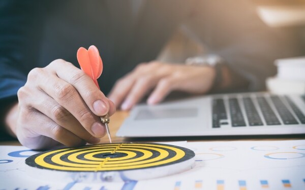 Responsables de Implantación y Certificación de sistemas de Gestión de la Calidad - Scorm Dirigido a<br><br> Profesionales que se responsabilicen de la implantación y certificación de sistemas de gestión de la calidad en la empresa.<br><br> Descripción<br><br> Con este contenido de curso profesional el alumno aprenderá el concepto de calidad, abarcando la importancia de la Norma ISO 9001, así como la correcta implementación de un sistema de gestión de la calidad para la obtención del certificado de entidad independiente.<br><br> COMPETENCIAS<br><br> 1.Entender la importancia de la norma ISO 9001 como modelo de referencia internacional para la implantación y certificación de sistemas de gestión de la calidad.<br> 2.Conocer los distintos factores que llevan a las organizaciones a implantar y certificar sistemas de gestión de la calidad a fin de ser sensible a su importancia en los actuales contextos de negocio.<br> 3.Conocer la estructura y forma de presentación de los requisitos de la norma ISO 9001:2015, de acuerdo con la estructura de alto nivel del anexo SL, para ser capaz de plantear el proceso de implantación de un sistema de gestión de la calidad.<br> 4.Saber planificar el proyecto de implantación de un sistema de gestión de la calidad, partiendo de un diagnóstico inicial y el compromiso de la dirección, a fin de ser capaz de abordarlo y lograr el cumplimiento de los requisitos de la norma ISO 9001:2015 hasta su certificación por entidad acreditada independiente.<br> 5.Saber diseñar y documentar un sistema de gestión de la calidad eficaz y eficiente en el cumplimiento de los requisitos de la norma ISO 9001:2015, y capaz de lograr su certificación por entidad acreditada independiente.<br> 6.Saber acometer de forma eficaz y eficiente el diseño de la estructura organizativa de un sistema de gestión de la calidad, su puesta en marcha y su periodo de rodaje inicial, a fin de garantizar la correcta culminación del proyecto de implantación y preparación para su posterior certificación por entidad acreditada independiente.<br> 7.Saber preparar de forma eficaz y eficiente la certificación de un sistema de gestión de la calidad, por entidad acreditada independiente, a fin de dar cumplimiento a los objetivos de la organización.<br><br> CRITERIOS DE EVALUACIÓN (Objetivos)<br><br>1.Conocer la evolución histórica de la norma ISO 9001 como modelo de referencia internacional de los sistemas de gestión de la calidad.<br> 2.Saber por qué las organizaciones implantan y certifican sistemas de gestión de la calidad.<br> 3.Entender la sistemática con que se han estructurado los diferentes requisitos de la norma en capítulos, conforme a la estructura de alto nivel del anexo SL, y siguiendo un enfoque de mejora continua.<br> 4.Conocer y saber cómo planificar el proyecto de implantación de un sistema de gestión de la calidad conforme a los requisitos de la norma ISO 9001:2015, partiendo de un diagnóstico inicial y el compromiso de la dirección.<br> 5.Conocer en qué consiste y saber cómo diseñar y elaborar los documentos que deben dar soporte a un sistema de gestión de la calidad conforme a los requisitos de la norma ISO 9001:2015.<br> 6.Conocer en qué consiste y saber cómo definir la estructura organizativa de un sistema de gestión de la calidad conforme a los requisitos de la norma ISO 9001:2015, y cómo acometer su implantación y periodo de rodaje inicial.<br> 7.Conocer en qué consiste y saber cómo abordar el proceso de certificación de un sistema de gestión de la calidad ya implantado conforme a los requisitos de la norma ISO 9001:2015, por entidad independiente y acreditada.