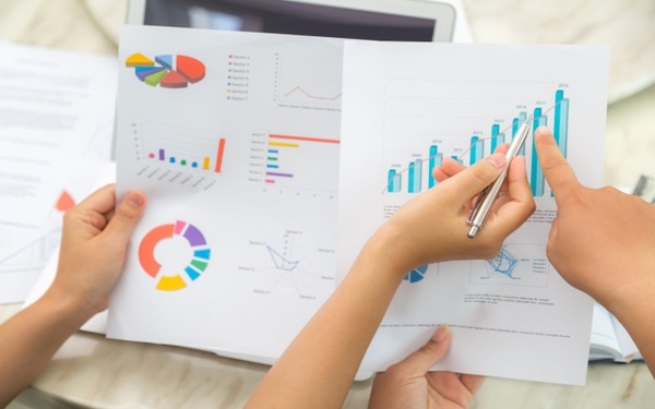 Dirigido a<br><br> Profesionales que se responsabilicen de la evaluación y mejora de sistemas de gestión de la calidad.<br><br>  Descripción<br><br> Con este contenido de curso profesional el alumno aprenderá los requisitos de la Norma ISO 9001:2015, abarcando su estructura, presentación y aplicación, así como la evaluación de un sistema de gestión de la calidad ya implantado.<br><br>  COMPETENCIAS<br><br>1.Conocer la estructura y forma de presentación de los requisitos de la norma ISO 9001:2015, de acuerdo con la estructura de alto nivel del anexo SL, para ser capaz de plantear el proceso de implantación de un sistema de gestión de la calidad.<br> 2.Entender y saber aplicar los requisitos relativos a los procesos de evaluación del desempeño, de acuerdo con la norma ISO 9001:2015, para ser capaz de diseñar, desarrollar e implantar un sistema de gestión de la calidad.<br> 3.Entender y saber aplicar los requisitos relativos a los procesos de mejora, de acuerdo con la norma ISO 9001:2015, para ser capaz de diseñar, desarrollar e implantar un sistema de gestión de la calidad.<br> 4.Saber gestionar la operación evaluación y mejora continua de un sistema de gestión de la calidad ya implantado, a fin de mantener en el tiempo el certificado otorgado por una entidad acreditada independiente, en base a su funcionamiento eficaz y eficiente.<br>  5.Saber planificar, realizar e informar de los resultados de un programa de auditorías internas que permita evaluar el sistema de gestión de la calidad ya implantado, a fin de mantener en el tiempo su correcta implantación y certificación.<br><br>  CRITERIOS DE EVALUACIÓN (Objetivos)<br><br> 1.Entender la sistemática con que se han estructurado los diferentes requisitos de la norma en capítulos, conforme a la estructura de alto nivel del anexo SL, y siguiendo un enfoque de mejora continua.<br> 2.Entender el significado de los requisitos relativos a los procesos de evaluación del desempeño y saber qué debe cumplir el sistema de gestión de la calidad de la organización, a fin de garantizar el cumplimiento de la norma ISO 9001:2015.<br> 3.Entender el significado de los requisitos relativos a los procesos de mejora y saber qué debe cumplir el sistema de gestión de la calidad de la organización, a fin de garantizar el cumplimiento de la norma ISO 9001:2015.<br> 4.Conocer los aspectos esenciales de la gestión cotidiana de un sistema de calidad ya implantado conforme a los requisitos de la norma ISO 9001:2015.<br> 5.Conocer en qué consiste y saber cómo abordar el proceso de planificación, realización e informe de las auditorías internas de un sistema de gestión de la calidad ya implantado conforme a los requisitos de la norma ISO 9001:2015.