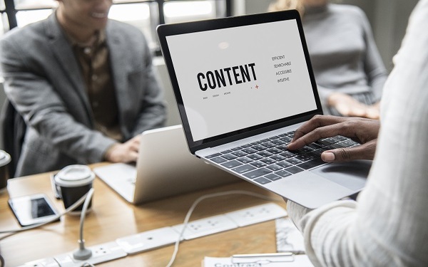 Dirigido a<br><br>   Profesionales de cualquier sector que quieran mejorar sus habilidades y capacitación digital.<br><br>  Descripción<br><br>  Con este contenido de formación basado en el Marco Europeo de Competencias Digitales, el alumnado podrá desarrollar una buena comunicación y colaboración en entornos digitales.<br><br>  COMPETENCIAS<br><br> 1.Gestionar los datos, información y contenidos digitales para poder compartirlos.<br>  2.Gestionar los datos, información y contenidos digitales para poder organizarlos.<br><br> CRITERIOS DE EVALUACIÓN (Objetivos)<br><br> 1.Entender y aplicar el concepto de renombrado inteligente de archivos para indexar la información.<br> 2.Poder generar sistemas de carpetas resilientes y capaces de absorber los flujos de información sin ser desbordados. Mejorar en la destreza a la hora de realizar búsqueda y localización de recursos en los sistemas de carpetas propios.