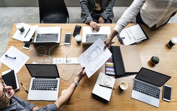 Dirigido a<br><br>   Profesionales de cualquier sector que quieran mejorar sus habilidades y capacitación digital.<br><br>  Descripción<br><br>  Con este contenido de formación basado en el Marco Europeo de Competencias Digitales, el alumnado podrá desarrollar una buena comunicación y colaboración en entornos digitales.<br><br>  COMPETENCIAS<br><br> 1.Entender y usar las comunicaciones de forma productiva y eficiente para interactuar a través de las tecnologías digitales.<br>  2.Conocer las herramientas digitales para trabajar en remoto.<br>  3.Conocer las formas y canales para compartir datos e información a través de las tecnologías digitales.<br>  4.Utilizar herramientas y tecnologías digitales para llevar a cabo procesos colaborativos.<br>  5.Conocer diferentes herramientas y tecnologías digitales más apropiadas para los procesos de colaboración.<br>  6.Conocer los elementos de la identidad y huella digital para interacción segura en los entornos digitales.<br><br>  CRITERIOS DE EVALUACIÓN (Objetivos)<br><br> 1.Hacer un buen uso de la comunicación en entornos digitales.<br>  2.Potenciar el uso de contextos de trabajo distribuido (teletrabajo). Mejorar los sistemas de comunicaciones e intercambio de información vinculado a la dinamización de reuniones de trabajo.<br>  3.Adquirir destreza en los procesos de compartición de información y/o documentos. Gestionar un sistema de control de cambios de la información. Descubrir y mejoras las automatizaciones y control de la comunicación.<br> 4.Comprender los distintos sistemas de productividad colaborativa existentes. Descubrir y entender las ventas del trabajo por proyectos.<br> 5.Generar criterios objetivos para comprender los beneficios de usar software de gestión de proyectos.<br>  6.Comprender el concepto de huella digital. Asumir y entender los beneficios y perjuicios del uso de las RRSS. Conocer con los protocolos de comportamiento en las interacciones digitales en los distintos canales.