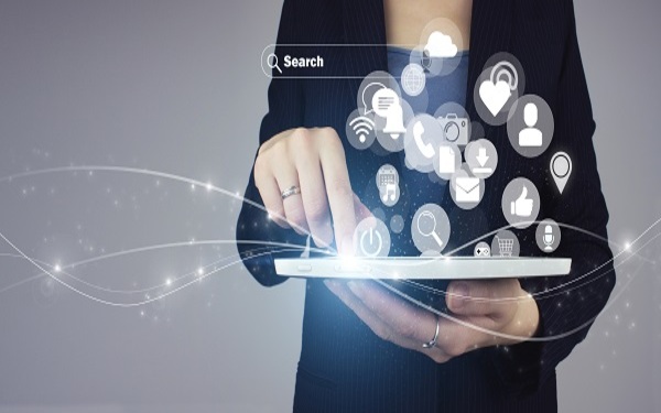 Dirigido a<br><br>   Profesionales de cualquier sector que quieran mejorar sus habilidades y capacitación digital.<br><br>  Descripción<br><br>  Con este contenido de formación basado en el Marco Europeo de Competencias Digitales, el alumnado podrá desarrollar herramientas para poder trabajar en equipo en entornos digitales.<br><br>  COMPETENCIAS<br><br> 1.Utilizar herramientas y tecnologías digitales para llevar a cabo procesos colaborativos.<br>  2.Conocer diferentes herramientas y tecnologías digitales más apropiadas para los procesos de colaboración.<br><br>   CRITERIOS DE EVALUACIÓN (Objetivos)<br><br> 1.Comprender los distintos sistemas de productividad colaborativa existentes. Descubrir y entender las ventas del trabajo por proyectos.<br> 2.Generar criterios objetivos para comprender los beneficios de usar software de gestión de proyectos.