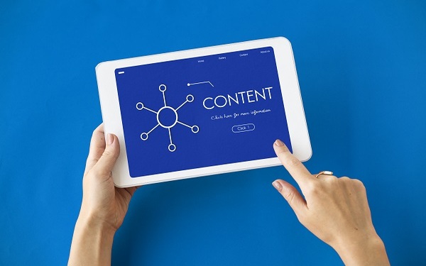 Dirigido a<br><br>   Profesionales de cualquier sector que quieran mejorar sus habilidades y capacitación digital.<br><br>  Descripción<br><br>  Con este contenido de formación basado en el Marco Europeo de Competencias Digitales, el alumnado aprenderá a Modificar, perfeccionar, mejorar e integrar la información y los contenidos en un conjunto de conocimientos ya existente para crear contenidos y conocimientos nuevos, originales y pertinentes.<br><br>  COMPETENCIAS<br><br> 1.Conocer diferentes herramientas para la curación y selección de contenidos.<br> 2.Conocer el sistema de control de cambios para una mejor comunicación en los contenidos compartidos.<br> 3.Conocer herramientas de compatibilidad de formatos para una correcta integración de contenidos.<br> 4.Conocer las distintas estrategias que podemos crear para seleccionar y clasificar el amplio contenido que podemos encontrar.<br><br>  CRITERIOS DE EVALUACIÓN (Objetivos)<br><br> 1.Comprender el concepto de curación de contenidos en la dimensión de la reelaboración de recursos.<br> 2.Interiorizar y saber usar procedimientos de control de cambios.<br> 3.Integrar contenidos.<br> 4.Determinar estrategias para la selección de información en la reelaboración de contenidos.