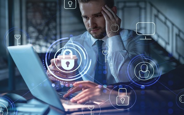 Protecci贸n de Dispositivos - Scorm Dirigido a<br><br> Profesionales de cualquier sector que quieran mejorar sus habilidades y capacitaci贸n digital.<br><br> Descripci贸n<br><br> Con este contenido de formaci贸n basado en el Marco Europeo de Competencias Digitales, el alumnado aprender谩 las medidas de seguridad y protecci贸n necesarias para los diferentes dispositivos electr贸nicos que pueda utilizar.<br><br> COMPETENCIAS<br><br> 1.Conocer las amenazas del entorno digital para evitar riesgos.<br> 2.Conocer las diferentes ciberamenazas para poder actuar ante ellas.<br> 3.Aprender medidas y protecci贸n de seguridad para mis dispositivos.<br> 4.Conocer los diferentes riesgos inform谩ticos que pueden surgir del teletrabajo para poder evitarlos.<br> 5.Aprender a configurar sistemas de seguridad para nuestros equipos inform谩ticos.<br><br> CRITERIOS DE EVALUACI脫N (Objetivos)<br><br> 1.Concienciar de las distintas tipolog铆as de amenazas en los contextos digitales.<br> 2.Empoderar al alumnado para responsabilizarse de la autoprotecci贸n.<br> 3.Extender la seguridad a los dispositivos personales.<br> 4.Desarrollar dec谩logos y h谩bitos saludables en las interacciones.<br> 5.Configurar servicios de seguridad y control de acceso a equipos.