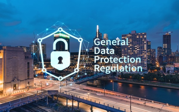 Protecci贸n de Datos Dirigido a<br><br> Profesionales de cualquier sector que quieran mejorar sus habilidades y capacitaci贸n digital.<br><br> Descripci贸n<br><br> Con este contenido de formaci贸n basado en el Marco Europeo de Competencias Digitales, el alumnado aprender谩 a proteger los datos personales en entornos digitales. Abarcar谩 aspectos como compartir informaci贸n personal mientras se protege a s铆 mismo y a los dem谩s, as铆 como la Pol铆tica de Privacidad de los entornos digitales para informar c贸mo se utilizan los datos personales.<br><br> COMPETENCIAS<br><br> 1.Conocer el marco normativo en el uso de los datos personales para un correcto uso el entorno digital.<br> 2.Aprender a compartir los datos personales de forma segura en el entorno digital para evitar riesgos.<br> 3.Establecer medidas de privacidad propia y ajena para el intercambio de datos.<br> 4.Aprender sistemas de navegaci贸n privada y comunicaci贸n encriptada para un intercambio de datos m谩s seguro.<br> 5.Conocer el mantenimiento de la cadena de custodia y veracidad de la informaci贸n para una navegaci贸n segura en el entorno digital.<br><br> CRITERIOS DE EVALUACI脫N (Objetivos)<br><br> 1.Aprender los derechos y deberes en el uso de datos personales.<br> 2.Compartir de forma segura datos personales.<br> 3.Implantar medidas de privacidad de datos.<br> 4.Implantar sistemas de navegaci贸n privados.<br> 5.Identificar posibles brechas en la trazabilidad y autenticidad de la informaci贸n/datos que se manejan.