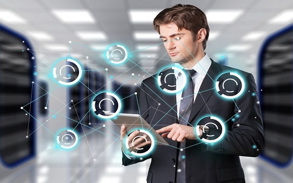 Resoluci贸n de Problemas e Identificaci贸n de Necesidades Dirigido a<br><br> Profesionales de cualquier sector que quieran mejorar sus habilidades y capacitaci贸n digital.<br><br> Descripci贸n<br><br> Con este contenido de formaci贸n basado en el Marco Europeo de Competencias Digitales, el alumnado aprender谩 a identificar y resolver problemas en entornos y herramientas digitales y tecnol贸gicas.<br><br> COMPETENCIAS<br><br> 1.Identificar y resolver problemas frecuentes para prevenir o reducir incidencias.<br> 2.Saber realizar labores preventivas y de mantenimiento de usuario avanzado para prevenir o reducir las incidencias.<br> 3.Reaccionar de forma proactiva en la aplicaci贸n parcial o total de soluciones para prevenir o reducir las incidencias.<br> 4.Identificar las necesidades propias a nivel personal y laboral no cubiertas para plantear soluciones tecnol贸gicas.<br> 5.Identificar nuevos recursos tecnol贸gicos para estar al tanto de las novedades.<br> 6.Conocer nuevas herramientas tecnolog铆as para la gesti贸n de tareas, proyectos, soluciones de hardware, etc.<br> 7.Descubrir y aplicar el pensamiento lateral para descubrir formas alternativas de explotar el potencial de la tecnolog铆a.<br> 8.Usar el Design Thinking como metodolog铆a para estimular la imaginaci贸n y el pensamiento estrat茅gico en el dise帽o de soluciones tecnol贸gicas.<br> 9.Potenciar la capacidad de autoan谩lisis competencial en el contexto de la transformaci贸n digital para evitar la obsolescencia.<br> 10.Conocer los boletines de informaci贸n especializados y fuentes de conocimiento para mantenerse al d铆a de las novedades en el 谩mbito tecnol贸gico.<br><br> CRITERIOS DE EVALUACI脫N (Objetivos)<br><br> 1.Capacitar en la identificaci贸n de fallos inform谩ticos y su naturaleza.<br> 2.Comunicar de forma correcta las incidencias a los servicios de IT.<br> 3.Solucionar incidencias inform谩ticas del d铆a a d铆a.<br> 4.Saber mapear las utilidades y funcionalidades de las herramientas que se usan con frecuencia.<br> 5.Identificar foros, web de apoyo y recursos formativos para entender, detectar las novedades.<br> 6.Capacitar en el an谩lisis cr铆tico de novedades, tendencias y soluciones de hardware, apps, plataformas, etc.<br> 7.Gestionar desde el dispositivo m贸vil soluciones para el hogar y oficina inteligente.<br> 8.Conocer, razonar y operar la implantaci贸n de avances tic en el entorno de trabajo.<br> 9.Desarrollar el autoaprendizaje y la formaci贸n continua.<br> 10.Consultar e identificar fuentes espec铆ficas de informaci贸n de novedades en el 谩mbito tecnol贸gico.