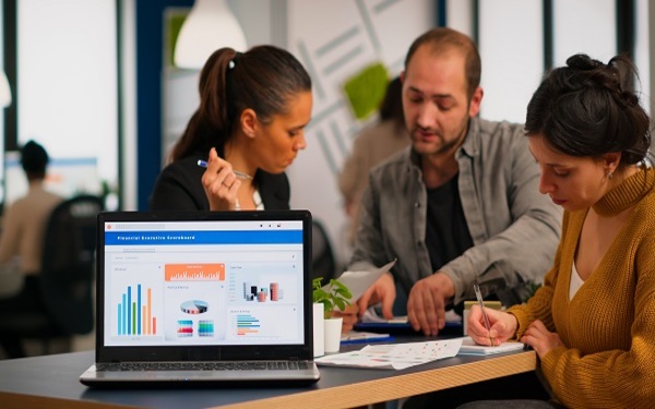 Identificar Brechas en la Competencia Digital Dirigido a<br><br> Profesionales de cualquier sector que quieran mejorar sus habilidades y capacitaci贸n digital.<br><br> Descripci贸n<br><br> Con este contenido de formaci贸n basado en el Marco Europeo de Competencias Digitales, el alumnado aprender谩 a mejorar y actualizar la propia competencia digital, mediante un aprendizaje permanente y estando al d铆a de las novedades del 谩mbito tecnol贸gico.<br><br> COMPETENCIAS<br><br> 1.Potenciar la capacidad de autoan谩lisis competencial en el contexto de la transformaci贸n digital para evitar la obsolescencia.<br> 2.Conocer los boletines de informaci贸n especializados y fuentes de conocimiento para mantenerse al d铆a de las novedades en el 谩mbito tecnol贸gico.<br><br> CRITERIOS DE EVALUACI脫N (Objetivos)<br><br> 1.Desarrollar el autoaprendizaje y la formaci贸n continua.<br> 2.Consultar e identificar fuentes espec铆ficas de informaci贸n de novedades en el 谩mbito tecnol贸gico.