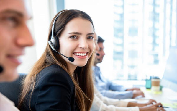 Vender por Tel茅fono Dirigido a<br><br> Profesionales que se dediquen a la venta, en particular a la venta telef贸nica, sea cual sea el sector, poniendo especial 茅nfasis en operadores de telemarketing, comerciales, Directores comerciales y Jefes de venta.<br><br> Descripci贸n<br><br> Con este contenido de curso profesional el alumno aprender谩 a vender por tel茅fono abarcando aspectos como los elementos espec铆ficos de la comunicaci贸n telef贸nica, la estructura y fases de una conversaci贸n telef贸nica, el uso de la voz, las preguntas que se deben realizar y las expresiones a evitar, as铆 como a realizar el dise帽o de un Guion de Venta y conocer los elementos necesarios para liderar la conversaci贸n.<br><br> COMPETENCIAS<br><br> 1.Identificar y comprender perfil del vendedor telef贸nico, para entender las habilidades, competencias y caracter铆sticas que una persona necesita para vender por tel茅fono.<br> 2.Aprender a dise帽ar el guion de venta telef贸nica, para no necesitar apoyarse 100 % en la improvisaci贸n, contando con un punto de partida dise帽ado conforme a la estrategia comercial.<br> 3.Comprender que la conversaci贸n telef贸nica tiene distintas fases, cu谩les son y qu茅 las caracteriza; comprender que hay distintas tipolog铆as de clientes que necesitan de distinta gesti贸n y trato; comprender que hay situaciones y expresiones que deben ser evitadas por un comercial de venta telef贸nica.<br> 4.Identificar y comprender c贸mo utilizar la voz a lo largo de una conversaci贸n de venta por tel茅fono, para poder aprender a gestionarla, de cara a sacarle el m谩ximo partido.<br> 5.Conocer al cliente: sus sesgos mentales que se encontrar谩 a lo largo de su proceso de toma de decisiones (compra).<br> 6.Conocer al cliente: sus motivaciones de compra que se encontrar谩 a lo largo de su proceso de toma de decisiones (compra).<br> 7.Conocer al cliente: cu谩les son los obst谩culos que se encontrar谩 a lo largo de su proceso de toma de decisiones (compra).<br> 8.Conocer al cliente: cu谩les son los perfiles de clientes que se encontrar谩 a lo largo de su proceso de toma de decisiones (compra).<br> 9.Identificar y comprender cu谩les son las claves de una escucha activa (diferenci谩ndola con la escucha superficial).<br> 10.Identificar las caracter铆sticas que podemos encontrar en una persona que sufre de telefonofobia y cu谩les son las claves para minimizar su impacto en el desempe帽o de la labor comercial telef贸nica.<br><br> CRITERIOS DE EVALUACI脫N (Objetivos)<br><br> 1.Entender correctamente las claves que definen el perfil del vendedor en el entorno de la venta telef贸nica.<br> 2.Aprender a dise帽ar un guion de venta telef贸nica.<br> 3.Aprender a dominar las distintas fases de la venta telef贸nica; conocer qu茅 tipos de clientes podemos encontrarnos y cu谩l ser谩 la mejor forma de actuar en cada caso; aprender qu茅 es lo que no debemos hacer - decir .<br> 4.Aprender a utilizar la voz y adaptarla a las necesidades propias de una conversaci贸n de venta por tel茅fono.<br> 5.Comprender c贸mo influye la Econom铆a conductual en la Venta por Tel茅fono y aprender a gestionar los sesgos mentales que intervienen en la toma de decisiones (compra) del cliente.<br> 6.Aprender a gestionar las motivaciones de compra en la toma de decisiones (compra) del cliente.<br> 7.Aprender a gestionar los obst谩culos que ha de afrontar el cliente en su toma de decisiones (compra).<br> 8.Aprender a gestionar la relaci贸n con los distintos perfiles de cliente que nos encontraremos en el proceso de venta.<br> 9.Aprender a escuchar al cliente (claves).<br> 10.Ser capaz de entender qu茅 es la telefonofobia y c贸mo podemos ponerle soluci贸n.