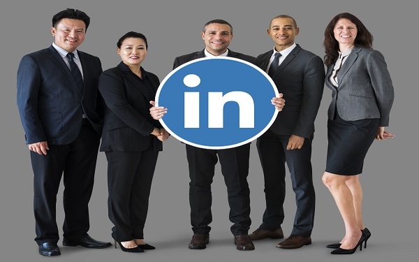 Social Selling: Vende m谩s y Mejor con LinkedIn Dirigido a<br><br> Trabajadores cualificados, mandos intermedios y directivos del departamento de ventas involucrados en las ventas.<br><br> Descripci贸n<br><br> Con este contenido de curso profesional el alumnado conocer谩 qu茅 es el social selling y c贸mo ponerlo en pr谩ctica desde LinkedIn. Se tratar谩n temas como la creaci贸n de un perfil que destaque, la b煤squeda y ampliaci贸n de la red de contactos, el sistema de ventas en LinkedIn, c贸mo fortalecer la marca, entre otros.<br><br> COMPETENCIAS<br><br> 1.Entender adecuadamente qu茅 es el Social Selling para aprovechar al m谩ximo esta metodolog铆a c贸mo complemento de mejora en el proceso de tus ventas.<br> 2.Descubrir el valor simb贸lico de LinkedIn como la red por excelencia para todo negocio basado en B2B y sacar todo el poder de la cuenta gratuita.<br> 3.Crear tu propio m茅todo en LinkedIn, donde establecer谩s las bases de tus objetivos y requisitos que quieras alcanzar.<br> 4.C贸mo conseguir ese brillo en tu perfil de LinkedIn para que destaque entre tu competencia.<br> 5.Buscar y encontrar a las personas adecuadas dentro de tu segmento de mercado (seg煤n tus objetivos), para invitarles a que formen parte de tu red de contactos.<br> 6.Desarrollar tu estrategia de invitaciones para ampliar tu red de contactos y c贸mo de ser cordial despu茅s de que hayan aceptado tu invitaci贸n.<br> 7.Descubrir las claves para fortalecer el conocimiento de tu marca y mostrarte como un l铆der de opini贸n e impactar en tu mercado para atraer potenciales clientes y seguidores.<br> 8.Hacerte amigo del algoritmo y conocer la forma de c贸mo publicar para que te permita ganar mayor visibilidad en tus contenidos y captar la atenci贸n de tu comunidad de seguidores.<br> 9.Aumentar tu presencia en LinkedIn aprendiendo a construir nuevas relaciones de confianza y credibilidad d贸nde te conviertas en el mejor recurso.<br> 10.Identificar tus armas de prospecci贸n para disponer de un sistema de ventas en LinkedIn que te ayude a encontrar a los tomadores de decisiones y estar presente en su proceso de compra.<br> 11.Descubrir qu茅 indicadores debemos activar para conocer el estado en el que nos encontramos en nuestra estrategia.<br> 12.Aprender a gestionar el tiempo en LinkedIn para aumentar la productividad.<br><br> CRITERIOS DE EVALUACI脫N (Objetivos)<br><br> 1.Saber que nos encontramos en la era de la conexi贸n digital entre las personas. Aprender a comunicarnos en las redes sociales para darnos a conocer y descubrir oportunidades de negocio. Desarrollar habilidades sociales, que nos sirvan para atraer a nuevos posibles clientes.<br> 2.Entender porque LinkedIn es la red por excelencia en B2B y es tan importante para encontrar oportunidades de negocio. Identificar los tipos de cuenta que existen en LinkedIn y crear una cuenta gratuita. Configurar de forma adecuada tu cuenta de LinkedIn para disponer de la m谩xima seguridad y privacidad.<br> 3.Identificar a tu cliente ideal y definir c贸mo transmitirle de forma sencilla, clara y breve cu谩l es la relevancia de tu producto o servicio para que este sepa c贸mo puede ayudarle. Marcar y escribir tus objetivos en LinkedIn. Elaborar tu estrategia de forma sencilla en base a tus objetivos de marca personal y ventas.<br> 4.Aplicar los secretos de la persuasi贸n en la parte m谩s visible de tu perfil para que cuando lo visiten los usuarios o posibles clientes, te abran sus puertas para conocerte. Mostrar tus puntos fuertes c贸mo ese gran profesional que eres para que tu pr贸ximo cliente, se sienta seguro al elegirte. Aprovechar las aptitudes para posicionarte en el buscador y contar con buenas recomendaciones. Conseguir buenas recomendaciones de clientes.<br> 5.Saber c贸mo est谩 estructurada tu red de contactos, y qu茅 tipos de contactos la componen. Saber segmentar a tu mercado, seg煤n los criterios de b煤squeda avanzada que LinkedIn nos facilita. Afinar las b煤squedas a trav茅s de operadores de b煤squeda.<br> 6.Aplicar la personalizaci贸n y el sentido com煤n en tus invitaciones y mensajes de bienvenida para que estos no se conviertan en un Spam de venta. Desarrollar tu secuencia de mensajes de conexi贸n para hacer crecer tu red de contactos. Manejar de forma efectiva tu buz贸n de mensajes y los propios mensajes.<br> 7.Identificar las 3 armas que tienes para potenciar tu marca personal en LinkedIn.<br> 8.Optimizar tus publicaciones, y motivar a las personas publicando con diferentes tipos de contenido, para ir m谩s all谩 de sus sue帽os. Aprender a planificar contenido de la semana. Aplicar tus conocimientos en tu estrategia de comentarios para darte a conocer como un experto en su sector.<br> 9.Conocer los resultados de tus publicaciones te permite saber si vas por el buen camino, adem谩s de encontrar nuevos potenciales clientes. Automatizar los procesos de publicaci贸n en LinkedIn para que te permitan ser m谩s productivo/a.<br> 10.Disponer de sistema de prospecci贸n en LinkedIn te va a permitir saber qu茅 pasos debes de hacer para generar reuniones o llamadas de negocio. Aprender a definir tus mensajes y disponer de tus propias plantillas personalizadas que te hagan acercarte a tu potencial cliente para ganar su confianza y credibilidad. Saber identificar los momentos m谩s oportunos para sacarlos de LinkedIn y llevarlos a otras herramientas de seguimiento (Leads).<br> 11.Medir tus acciones en LinkedIn para conocer si cumples con tus objetivos o tienes que pivotar tu estrategia.<br> 12.Aplicar tu propio plan de acci贸n para saber en todo momento que hacer en LinkedIn, gracias a tu TimeBlocking.