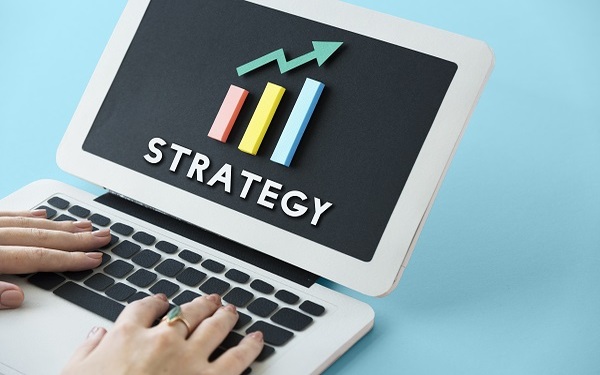 Tu Estrategia de Venta con tu Mejor Tarjeta de Presentaci贸n Dirigido a<br><br> Trabajadores cualificados, mandos intermedios y directivos del departamento de ventas involucrados en las ventas.<br><br> Descripci贸n<br><br> Con este contenido de curso profesional el alumnado aprender谩 a crear su propia estrategia de venta en LinkedIn, para ello se abarcar谩n temas como la definici贸n de los objetivos de venta, la creaci贸n de un perfil que destaque en LinkedIn, la b煤squeda y ampliaci贸n de la red de contactos, el fortalecimiento de la propia marca, as铆 como la la gesti贸n del tiempo en LinkedIn para que este sea productivo.<br><br> COMPETENCIAS<br><br> 1.Crear tu propio m茅todo en LinkedIn, donde establecer谩s las bases de tus objetivos y requisitos que quieras alcanzar.<br> 2.C贸mo conseguir ese brillo en tu perfil de LinkedIn para que destaque entre tu competencia.<br> 3.Buscar y encontrar a las personas adecuadas dentro de tu segmento de mercado (seg煤n tus objetivos), para invitarles a que formen parte de tu red de contactos.<br> 4.Desarrollar tu estrategia de invitaciones para ampliar tu red de contactos y c贸mo de ser cordial despu茅s de que hayan aceptado tu invitaci贸n.<br> 5.Descubrir las claves para fortalecer el conocimiento de tu marca y mostrarte como un l铆der de opini贸n e impactar en tu mercado para atraer potenciales clientes y seguidores.<br> 6.Hacerte amigo del algoritmo y conocer la forma de c贸mo publicar para que te permita ganar mayor visibilidad en tus contenidos y captar la atenci贸n de tu comunidad de seguidores.<br> 7.Aumentar tu presencia en LinkedIn aprendiendo a construir nuevas relaciones de confianza y credibilidad d贸nde te conviertas en el mejor recurso.<br> 8.Identificar tus armas de prospecci贸n para disponer de un sistema de ventas en LinkedIn que te ayude a encontrar a los tomadores de decisiones y estar presente en su proceso de compra.<br> 9.Descubrir qu茅 indicadores debemos activar para conocer el estado en el que nos encontramos en nuestra estrategia.<br> 10.Aprender a gestionar el tiempo en LinkedIn para aumentar la productividad.<br><br> CRITERIOS DE EVALUACI脫N (Objetivos)<br><br>1.Identificar a tu cliente ideal y definir c贸mo transmitirle de forma sencilla, clara y breve cu谩l es la relevancia de tu producto o servicio para que este sepa c贸mo puede ayudarle. Marcar y escribir tus objetivos en LinkedIn. Elaborar tu estrategia de forma sencilla en base a tus objetivos de marca personal y ventas.<br> 2.Aplicar los secretos de la persuasi贸n en la parte m谩s visible de tu perfil para que cuando lo visiten los usuarios o posibles clientes, te abran sus puertas para conocerte. Mostrar tus puntos fuertes c贸mo ese gran profesional que eres para que tu pr贸ximo cliente, se sienta seguro al elegirte. Aprovechar las aptitudes para posicionarte en el buscador y contar con buenas recomendaciones. Conseguir buenas recomendaciones de clientes.<br> 3.Saber c贸mo est谩 estructurada tu red de contactos, y qu茅 tipos de contactos la componen. Saber segmentar a tu mercado, seg煤n los criterios de b煤squeda avanzada que LinkedIn nos facilita. Afinar las b煤squedas a trav茅s de operadores de b煤squeda.<br> 4.Aplicar la personalizaci贸n y el sentido com煤n en tus invitaciones y mensajes de bienvenida para que estos no se conviertan en un Spam de venta. Desarrollar tu secuencia de mensajes de conexi贸n para hacer crecer tu red de contactos. Manejar de forma efectiva tu buz贸n de mensajes y los propios mensajes.<br> 5.Identificar las 3 armas que tienes para potenciar tu marca personal en LinkedIn.<br> 6.Optimizar tus publicaciones, y motivar a las personas publicando con diferentes tipos de contenido, para ir m谩s all谩 de sus sue帽os. Aprender a planificar contenido de la semana. Aplicar tus conocimientos en tu estrategia de comentarios para darte a conocer como un experto en su sector.<br> 7.Conocer los resultados de tus publicaciones te permite saber si vas por el buen camino, adem谩s de encontrar nuevos potenciales clientes. Automatizar los procesos de publicaci贸n en LinkedIn para que te permitan ser m谩s productivo/a.<br> 8.Disponer de sistema de prospecci贸n en LinkedIn te va a permitir saber qu茅 pasos debes de hacer para generar reuniones o llamadas de negocio. Aprender a definir tus mensajes y disponer de tus propias plantillas personalizadas que te hagan acercarte a tu potencial cliente para ganar su confianza y credibilidad. Saber identificar los momentos m谩s oportunos para sacarlos de LinkedIn y llevarlos a otras herramientas de seguimiento (Leads).<br> 9.Medir tus acciones en LinkedIn para conocer si cumples con tus objetivos o tienes que pivotar tu estrategia.<br> 10.Aplicar tu propio plan de acci贸n para saber en todo momento que hacer en LinkedIn, gracias a tu TimeBlocking.