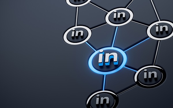 La Venta del SXXI. LinkedIn Cómo Canal de Comunicación en el Mercado B2B Dirigido a<br><br> Trabajadores cualificados, mandos intermedios y directivos del departamento de ventas involucrados en las ventas.<br><br> Descripción<br><br> Con este contenido de curso profesional el alumnado conocerá qué es el social selling y cómo ponerlo en práctica desde LinkedIn.<br><br> COMPETENCIAS<br><br> 1.Entender adecuadamente qué es el Social Selling para aprovechar al máximo esta metodología cómo complemento de mejora en el proceso de tus ventas.<br> 2.Descubrir el valor simbólico de LinkedIn como la red por excelencia para todo negocio basado en B2B y sacar todo el poder de la cuenta gratuita.<br><br> CRITERIOS DE EVALUACIÓN (Objetivos)<br><br> 1.Saber que nos encontramos en la era de la conexión digital entre las personas. Aprender a comunicarnos en las redes sociales para darnos a conocer y descubrir oportunidades de negocio. Desarrollar habilidades sociales, que nos sirvan para atraer a nuevos posibles clientes.<br> 2.Entender porque LinkedIn es la red por excelencia en B2B y es tan importante para encontrar oportunidades de negocio. Identificar los tipos de cuenta que existen en LinkedIn y crear una cuenta gratuita. Configurar de forma adecuada tu cuenta de LinkedIn para disponer de la máxima seguridad y privacidad.