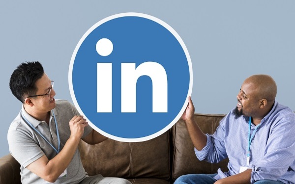 El Portal de Venta con LinkedIn y la Base de Datos de Contactos Dirigido a<br><br> Trabajadores cualificados, mandos intermedios y directivos del departamento de ventas involucrados en las ventas.<br><br> Descripción<br><br> Con este contenido de curso profesional el alumnado aprenderá a usar LinkedIn como Portal de Venta, para ello se abarcarán temas como la creación del método en LinkedIn, el desarrollo de un perfil llamativo, así como la búsqueda de contactos y la ampliación de la red.<br><br> COMPETENCIAS<br><br> 1.Crear tu propio método en LinkedIn, donde establecerás las bases de tus objetivos y requisitos que quieras alcanzar.<br> 2.Cómo conseguir ese brillo en tu perfil de LinkedIn para que destaque entre tu competencia.<br> 3.Buscar y encontrar a las personas adecuadas dentro de tu segmento de mercado (según tus objetivos), para invitarles a que formen parte de tu red de contactos.<br> 4.Desarrollar tu estrategia de invitaciones para ampliar tu red de contactos y cómo de ser cordial después de que hayan aceptado tu invitación.<br><br> CRITERIOS DE EVALUACIÓN (Objetivos)<br><br> 1.Identificar a tu cliente ideal y definir cómo transmitirle de forma sencilla, clara y breve cuál es la relevancia de tu producto o servicio para que este sepa cómo puede ayudarle. Marcar y escribir tus objetivos en LinkedIn. Elaborar tu estrategia de forma sencilla en base a tus objetivos de marca personal y ventas.<br> 2.Aplicar los secretos de la persuasión en la parte más visible de tu perfil para que cuando lo visiten los usuarios o posibles clientes, te abran sus puertas para conocerte. Mostrar tus puntos fuertes cómo ese gran profesional que eres para que tu próximo cliente, se sienta seguro al elegirte. Aprovechar las aptitudes para posicionarte en el buscador y contar con buenas recomendaciones. Conseguir buenas recomendaciones de clientes.<br> 3.Saber cómo está estructurada tu red de contactos, y qué tipos de contactos la componen. Saber segmentar a tu mercado, según los criterios de búsqueda avanzada que LinkedIn nos facilita. Afinar las búsquedas a través de operadores de búsqueda.<br> 4.Aplicar la personalización y el sentido común en tus invitaciones y mensajes de bienvenida para que estos no se conviertan en un Spam de venta. Desarrollar tu secuencia de mensajes de conexión para hacer crecer tu red de contactos. Manejar de forma efectiva tu buzón de mensajes y los propios mensajes.
